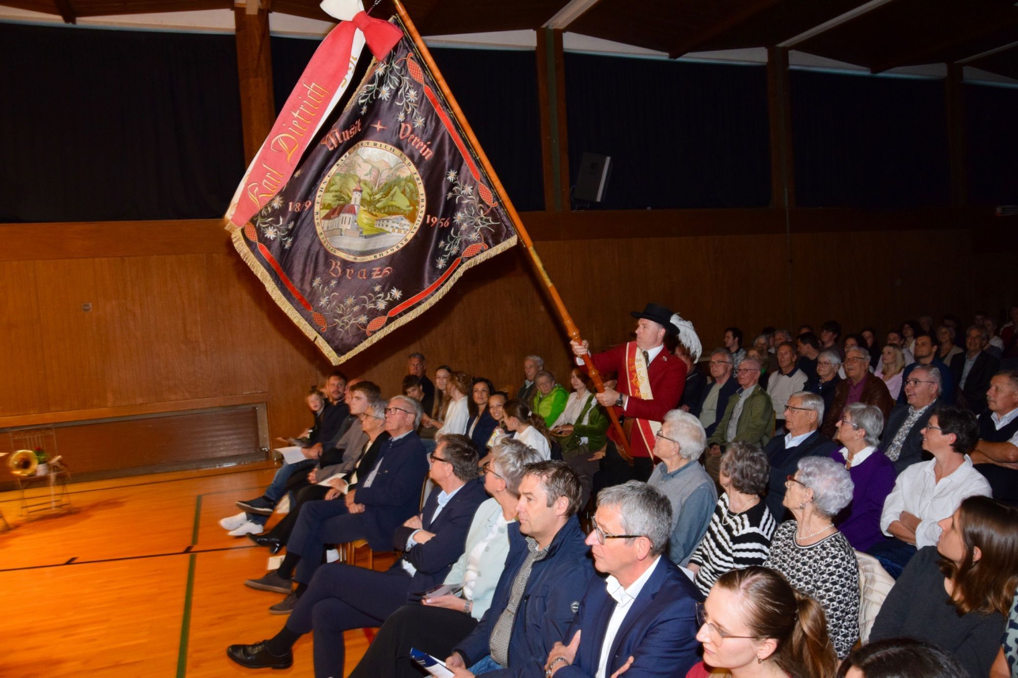 Während der Musikverein Braz sein Frühjahrskonzert stimmungsvoll eröffnete, zog Fähnrich Stefan Burtscher mit der Fahne ein, welche der Verein vor 70 Jahren angeschafft hatte.