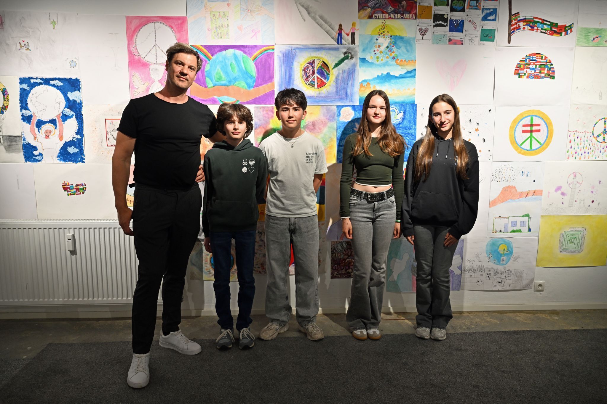 Stefan Gander-Schwarzenauer und seine Schüler präsentierten ihre Friedensplakate im WirkRaum.