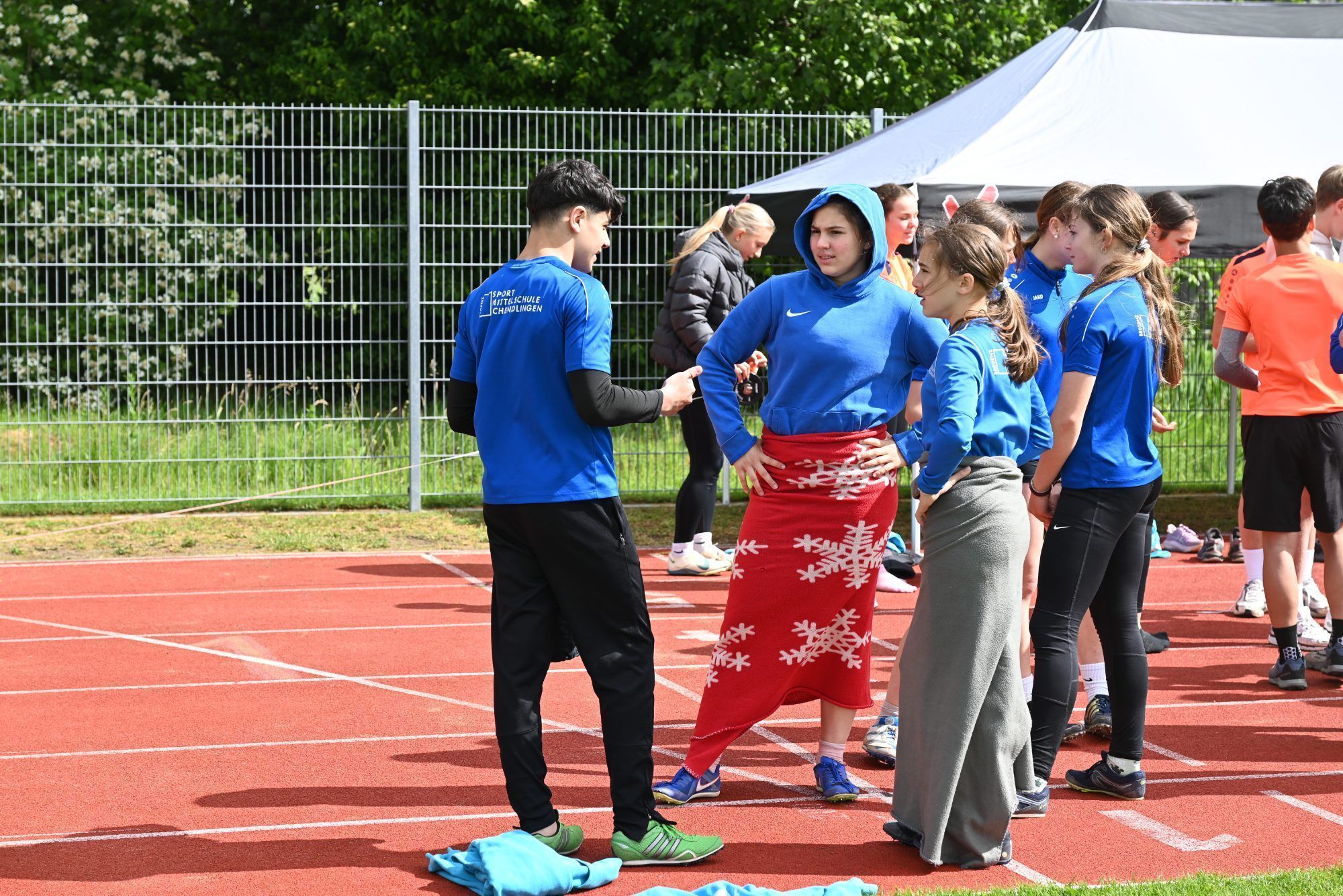 Die Athleten wärmten sich zwischen den Durchgängen auf, denn die Temperaturen waren in der Früh noch recht frisch.