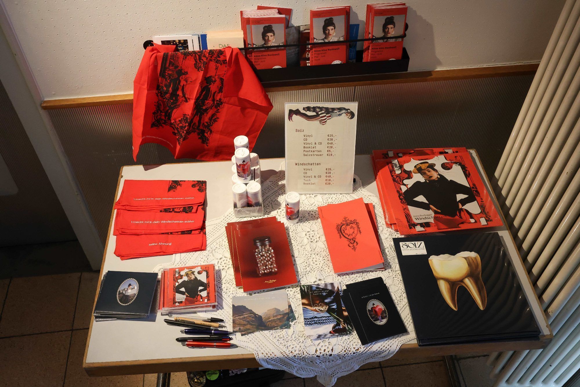 Merchandising-Tisch mit Bad Ischler Salz (