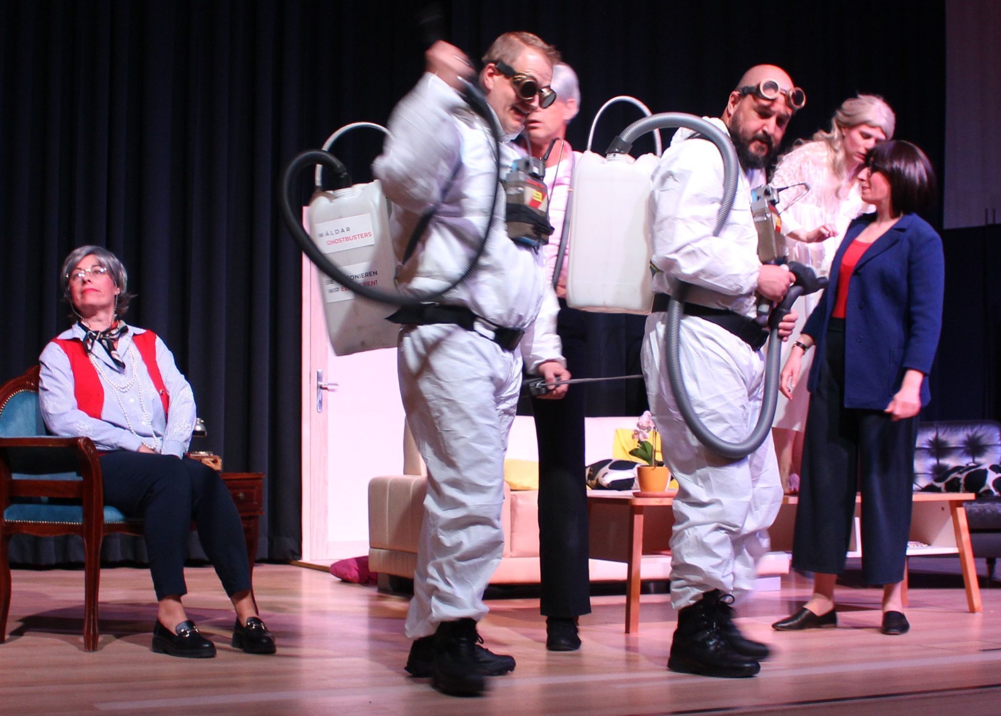Die Wäldar Ghostbusters Christian Dietrich und Martin Schneider sind mit der „Eliminierung“ von Pia offensichtlich überfordert.   