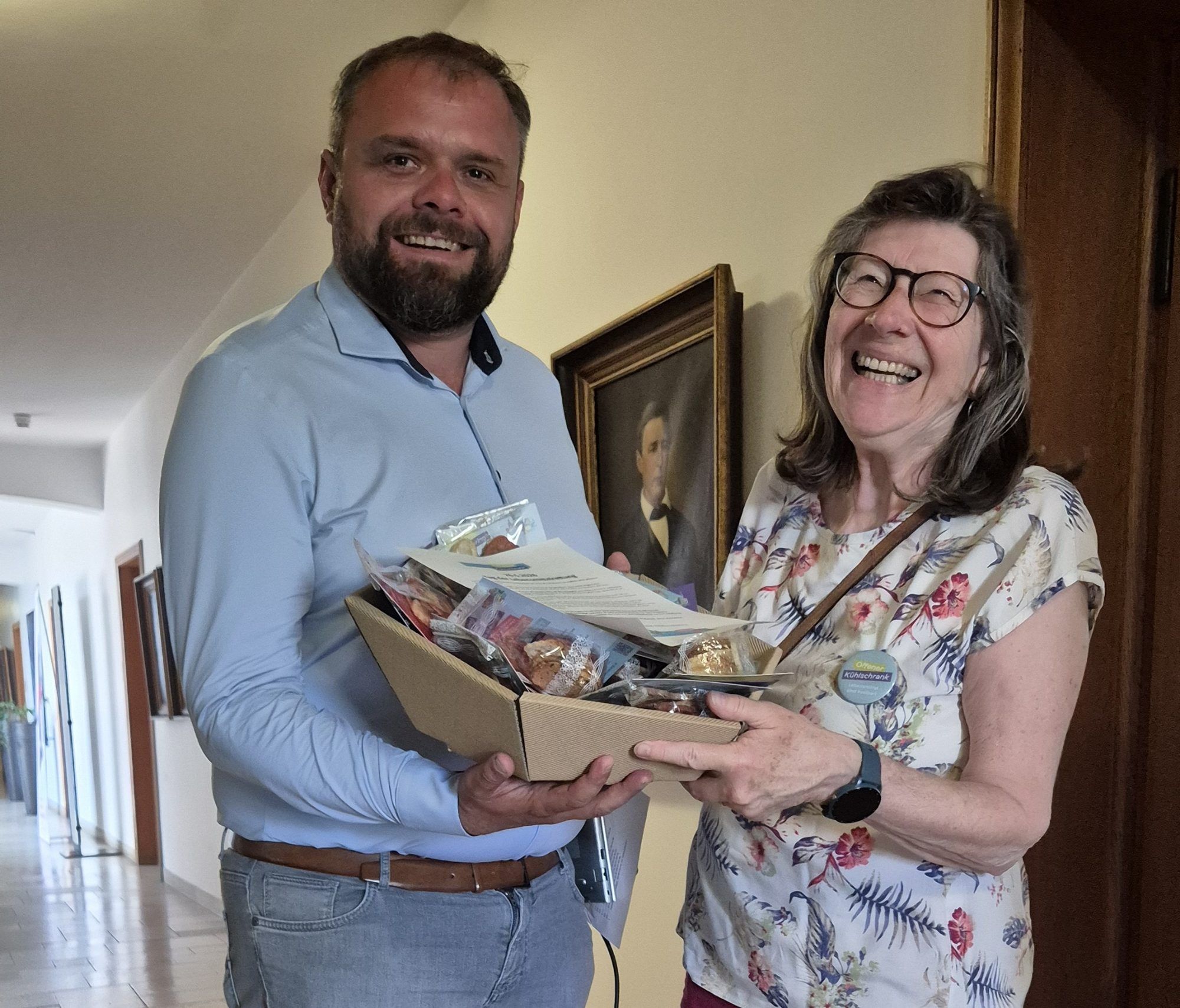 Bürgermeister Markus Fäßler nahm einen Korb mit Brotchips für Mitglieder des Stadtrats entgegen.