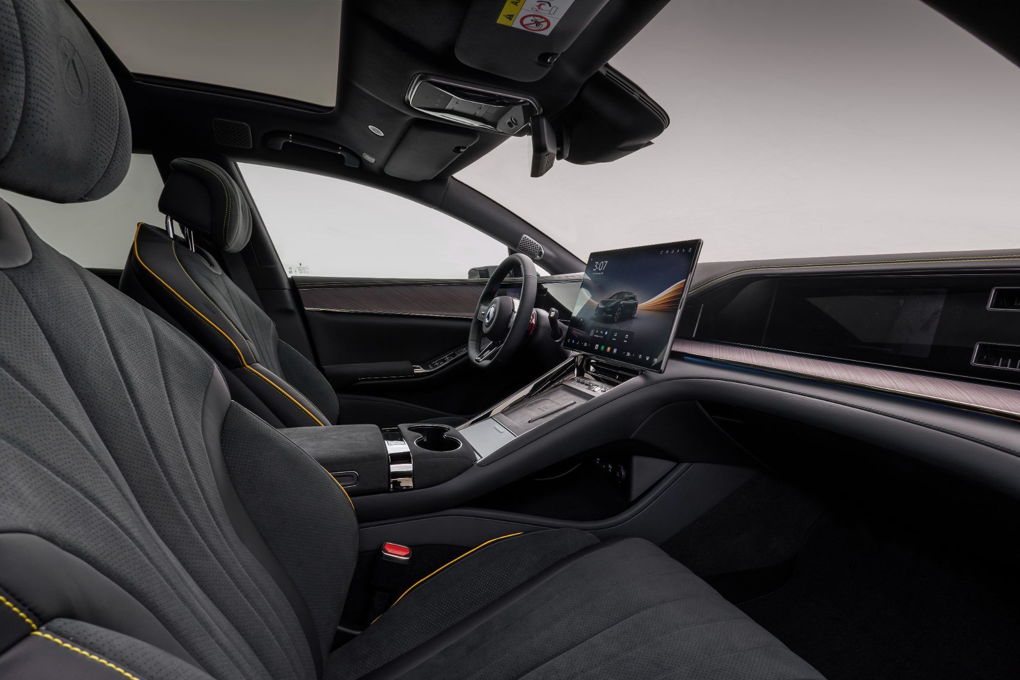 Kühle Premium-Eleganz im Denza Cockpit.. Ein derzeit einzigartiges Feature ist das über die gesamte Front-scheibe laufende Head-Up-Display mit Augmented Reality