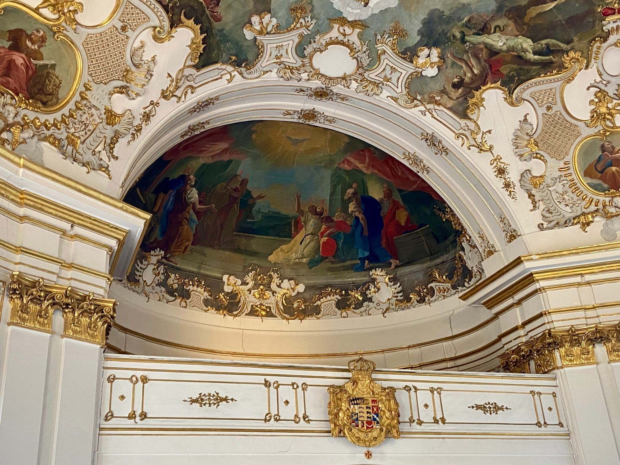Auch Herrscher baten um Heiligen Geist: Die Pfingstszene überwölbt den Platz des Königs in der Ordenskapelle des Residenzschloss Ludwigsburg nahe Stuttgart. (Foto: Thomas Matt)
