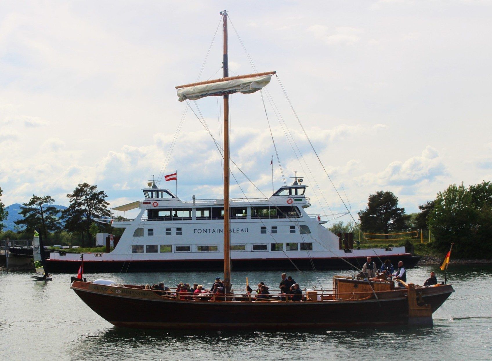 Schiffsgeschichte am Bodensee: Die Lädine St. Jakob vor dem ausgemusterten Fährschiff Fountainbleu, das gegenüber von Hohentwiel und Oesterreich als Klubheim der Harder Segler liegt.
