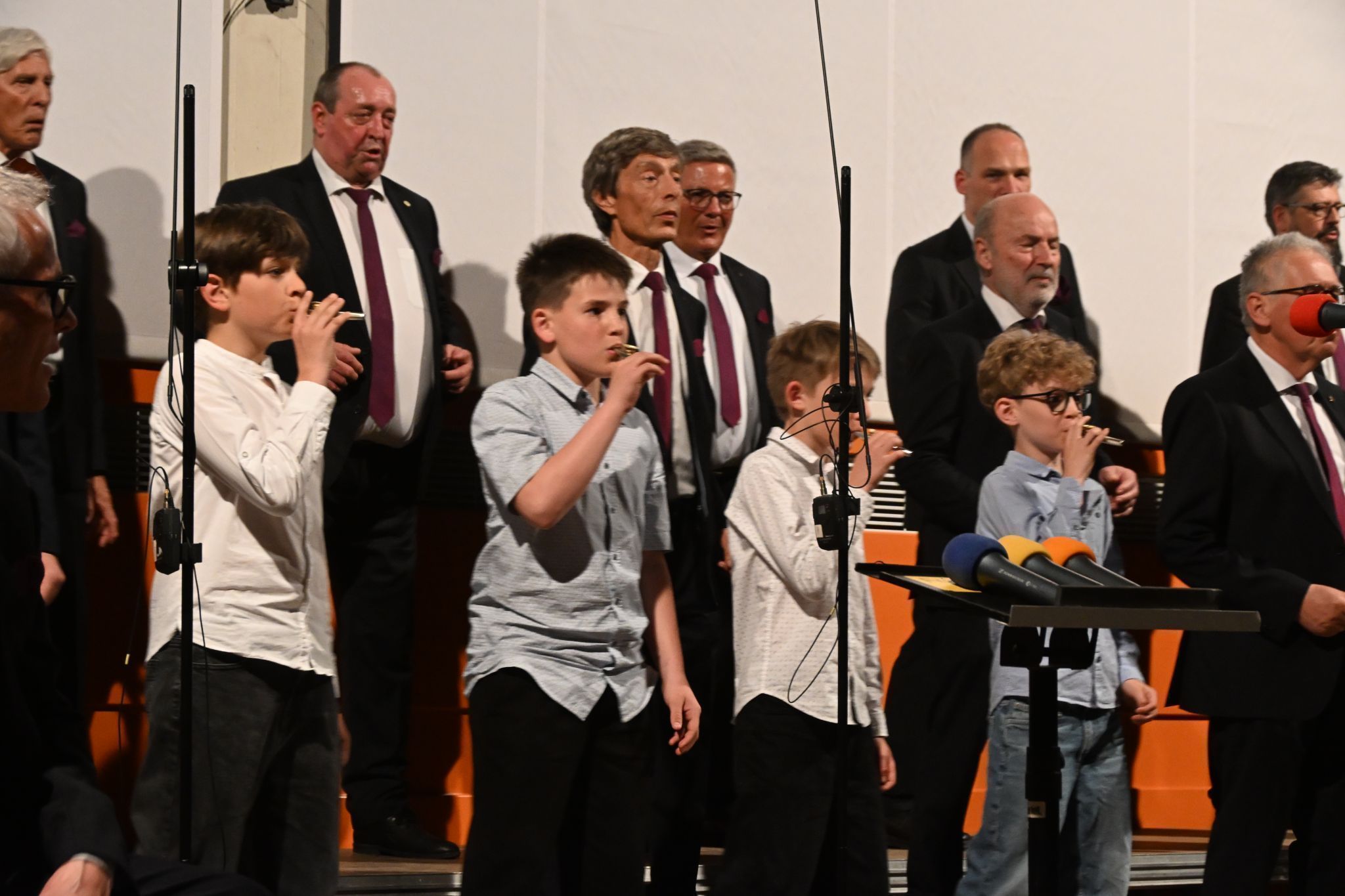 Unterstützung durch junge Sänger (Anton Schmutzhard, Gabriel Ulmer, Laurenz Burtscher, Lukas Hagen)