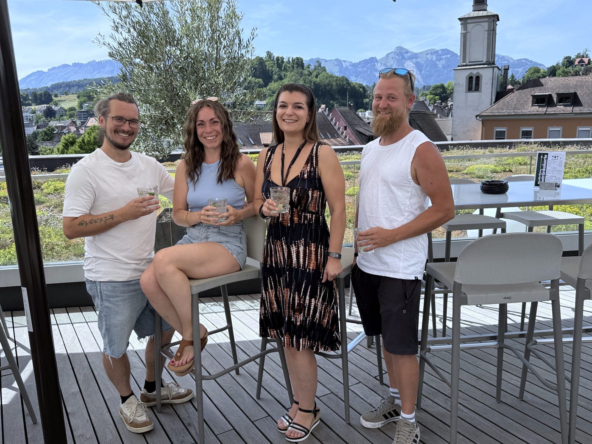 Eventmanager Adrian Hammerer (Mindhead) mit Franziska, Veranstaltungsorganisatorin Angela Malsiner (Montforthaus) und Daniel Kanzi bei der Rooftop-Party über den Dächern von Feldkirch.