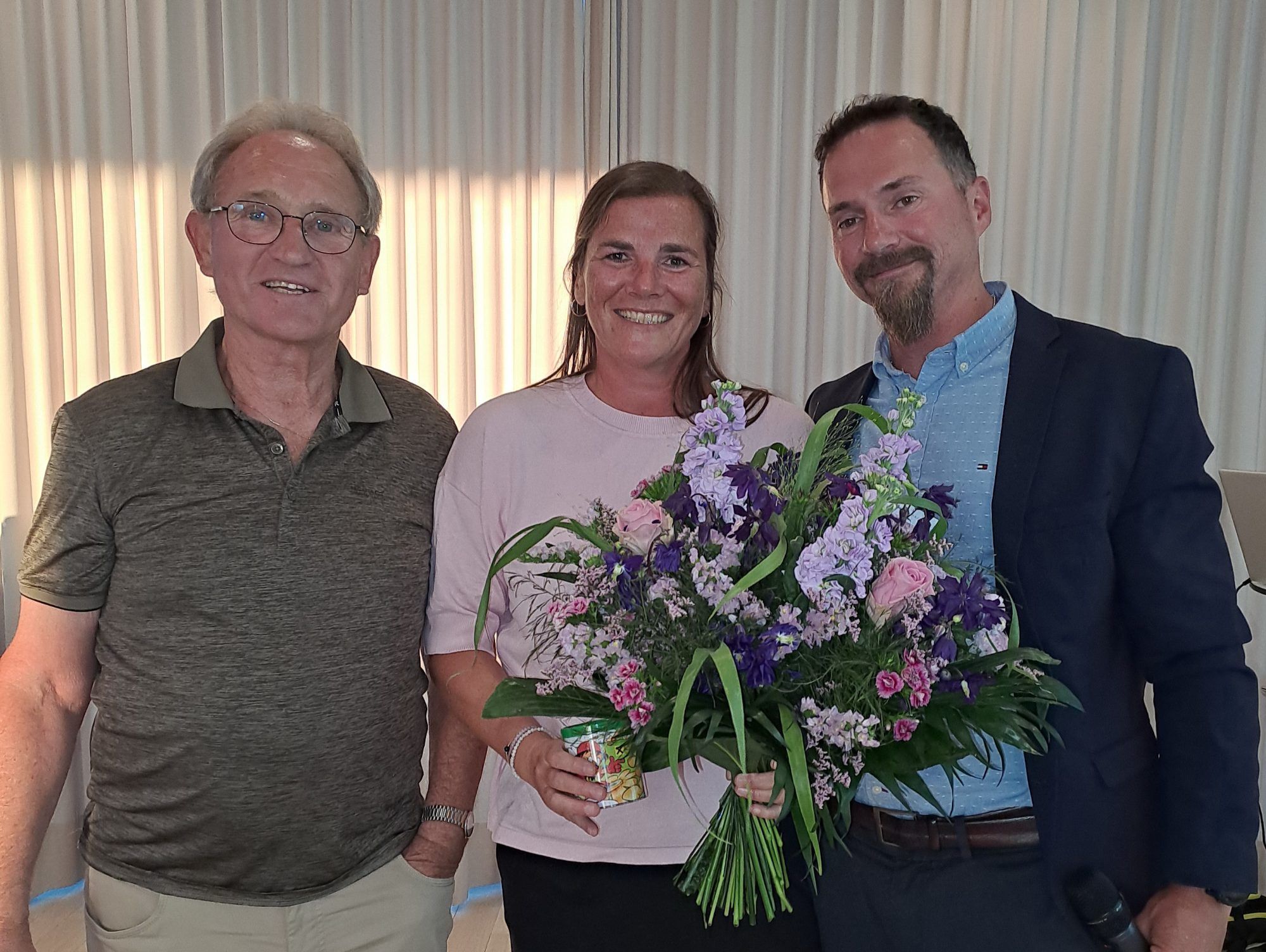 Gratulation gab es an Stefanie Klocker zu ihrem Masters-WM-Titel von Erich Fußenegger (li.) und Obmann Andreas Hammerer (re.)