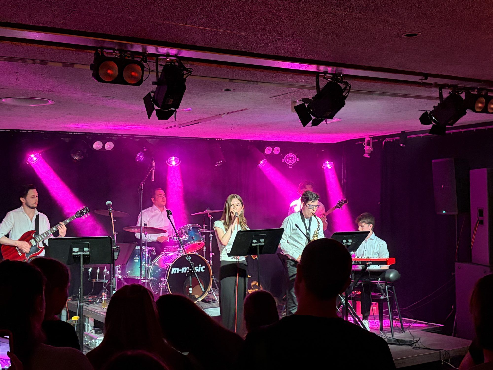 Teresa Bösch begeisterte mit gemeinsam mit der Band Tschau Lebe!.