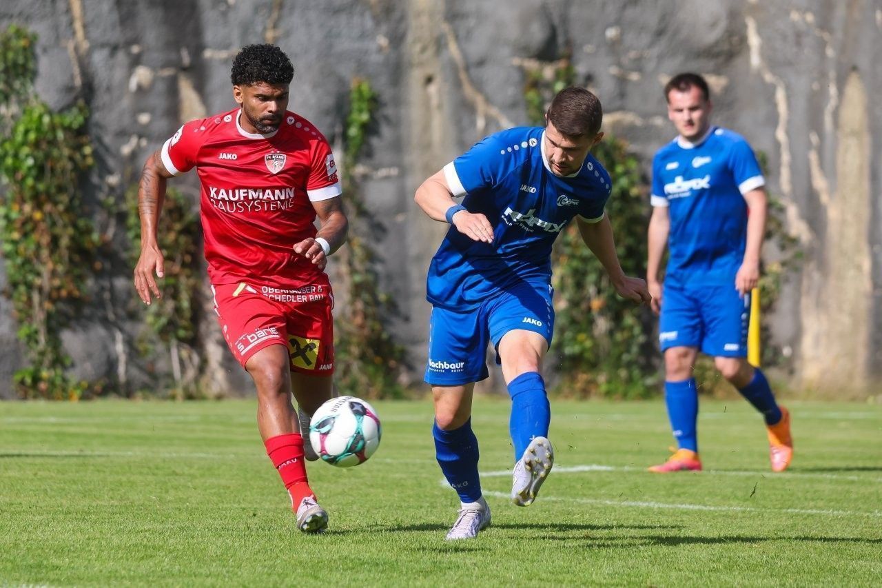 Uelder Barbosa Mendes gegen Chrise Domig. 