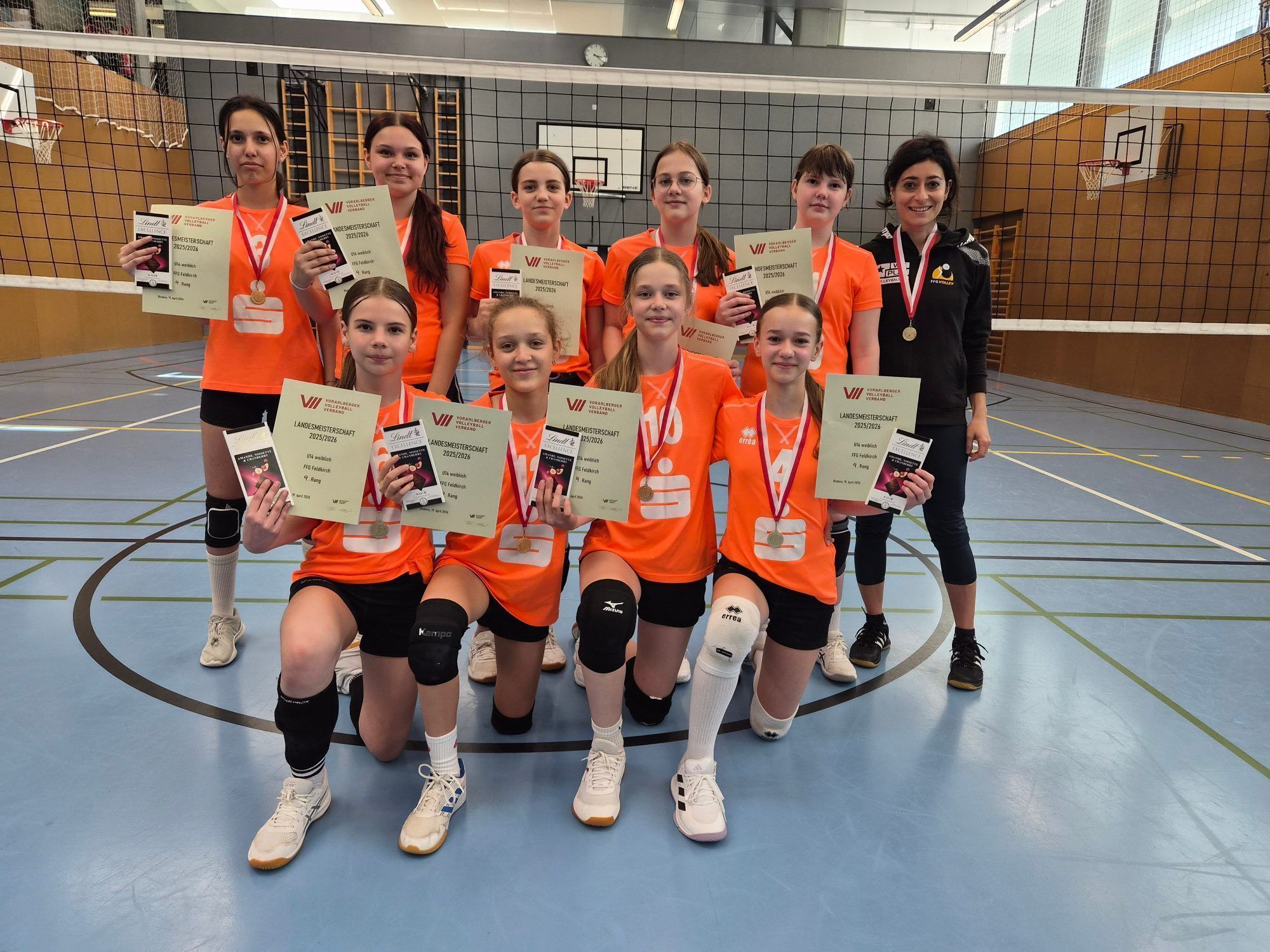 die U14-Mädchen und ihre Trainerin