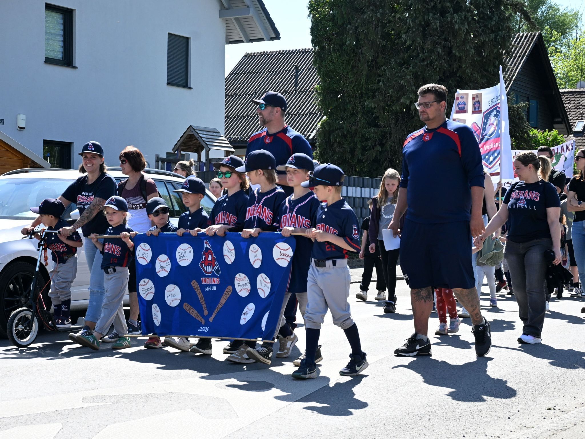 Die Nachwuchsteams der Dornbirn Indians zogen geschlossen durch Forach und eröffneten den Heimspieltag.