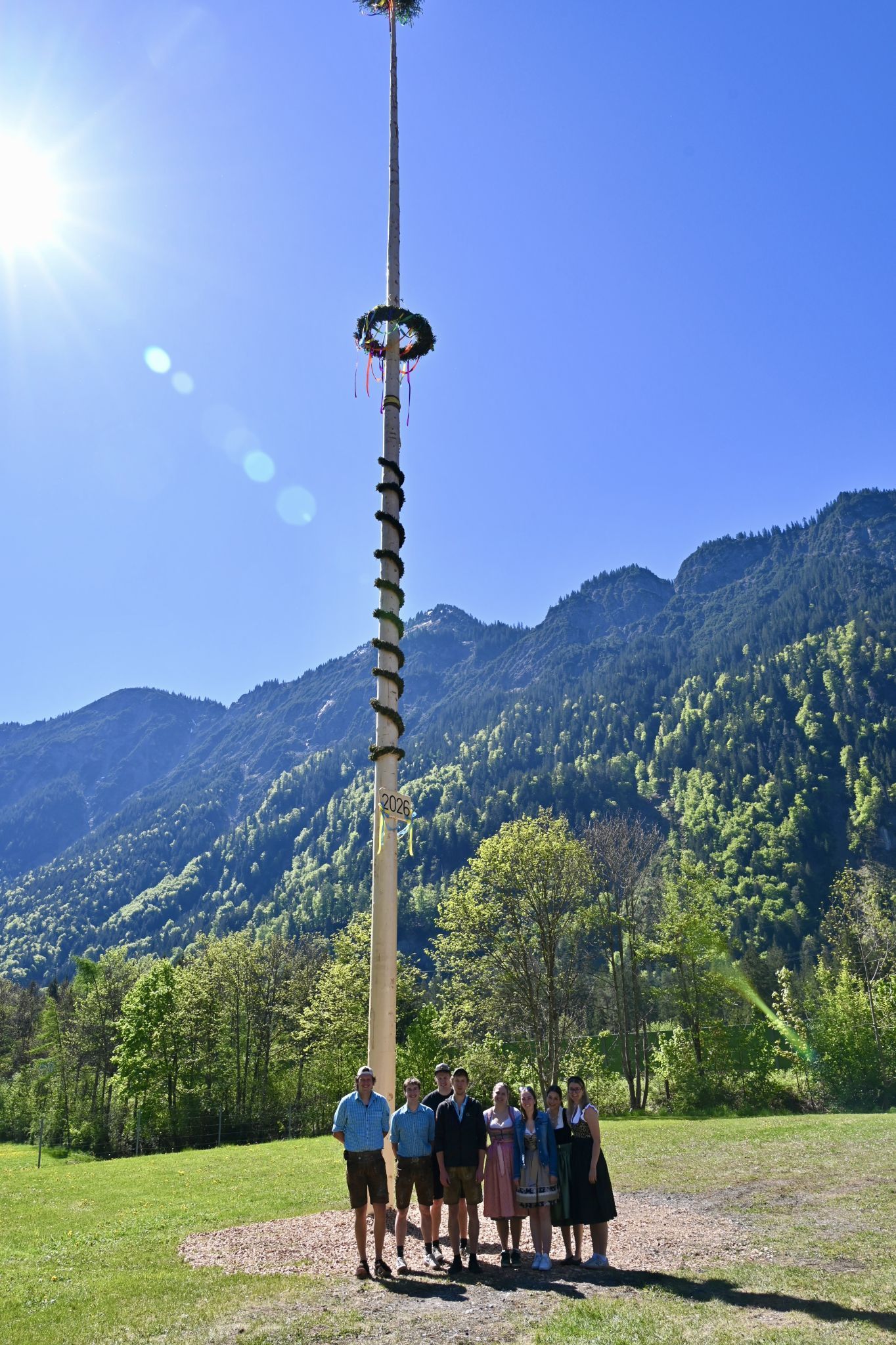 Die Landjugend Klostertal stellte den Maibaum auf.