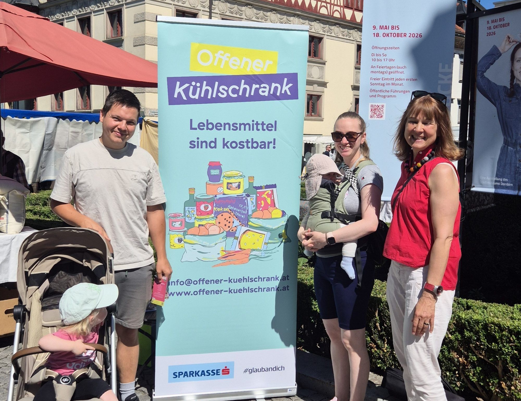 Die Besucher des Wochenmarktes nutzten die Gelegenheit für einen Austausch über Lebensmittelrettung und nachhaltigen Konsum.