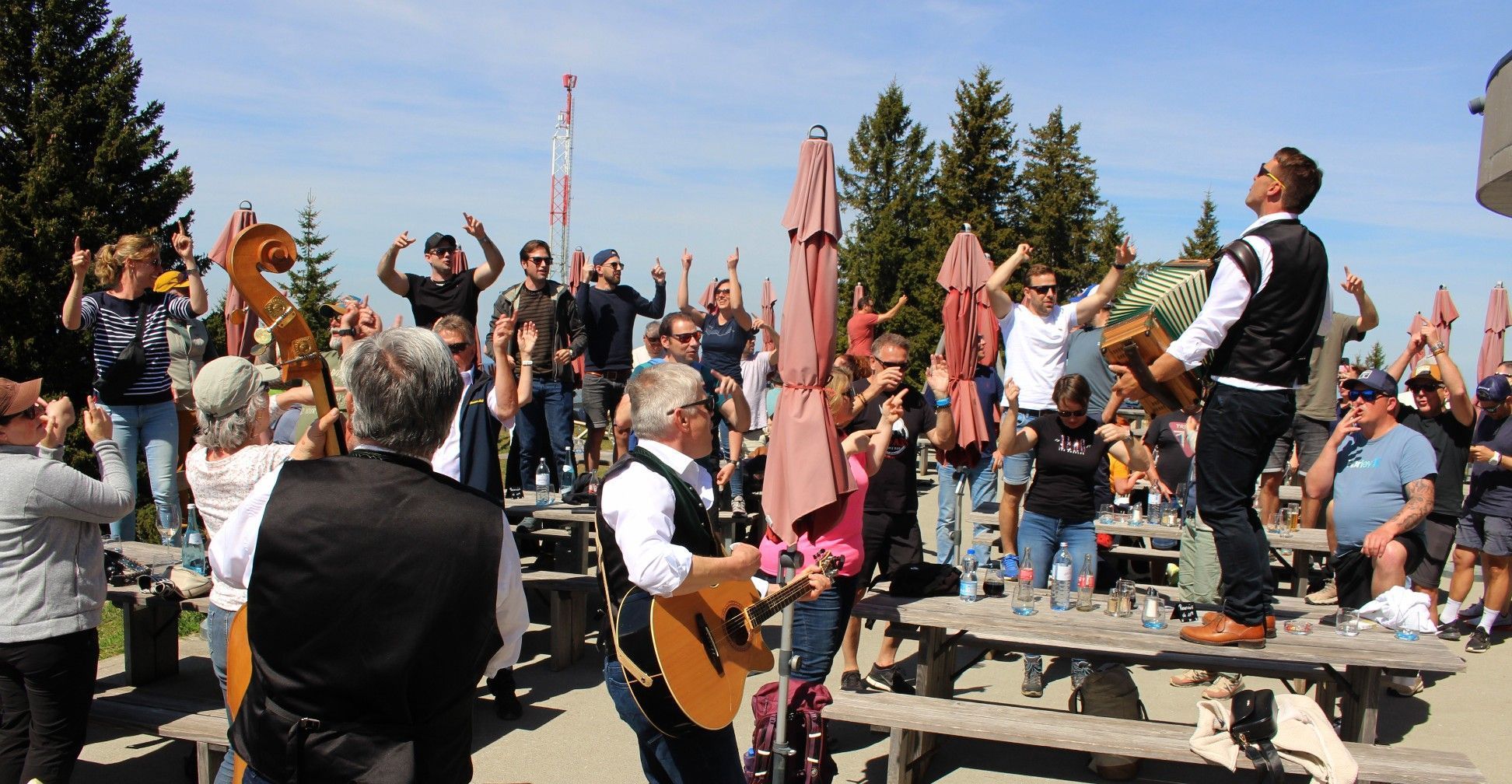 Eben noch in Nazes Hus – jetzt auf der Terrasse des Panorama-Restaurants auf Baumgarten - Wäldar Klang.   
