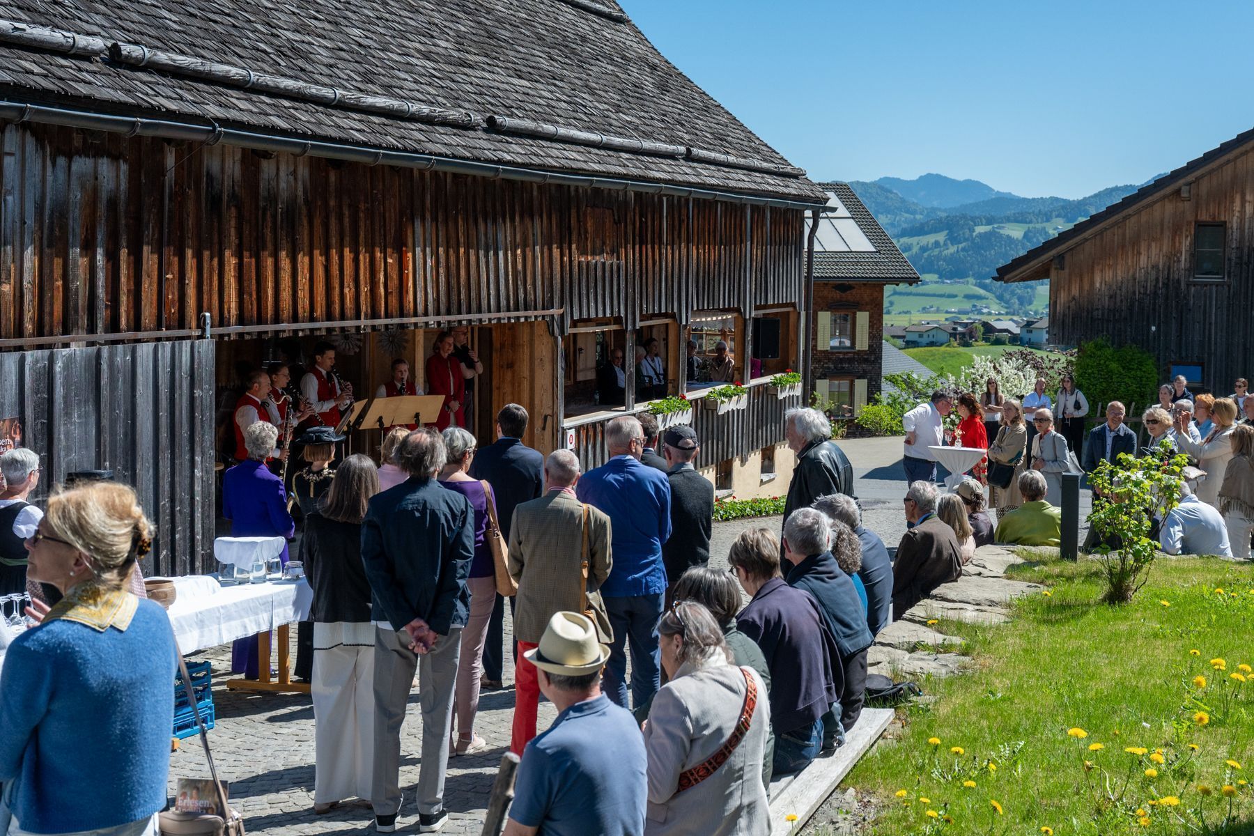 Bei strahlendem Wetter wurden die Ansprachen im Freien abgehalten