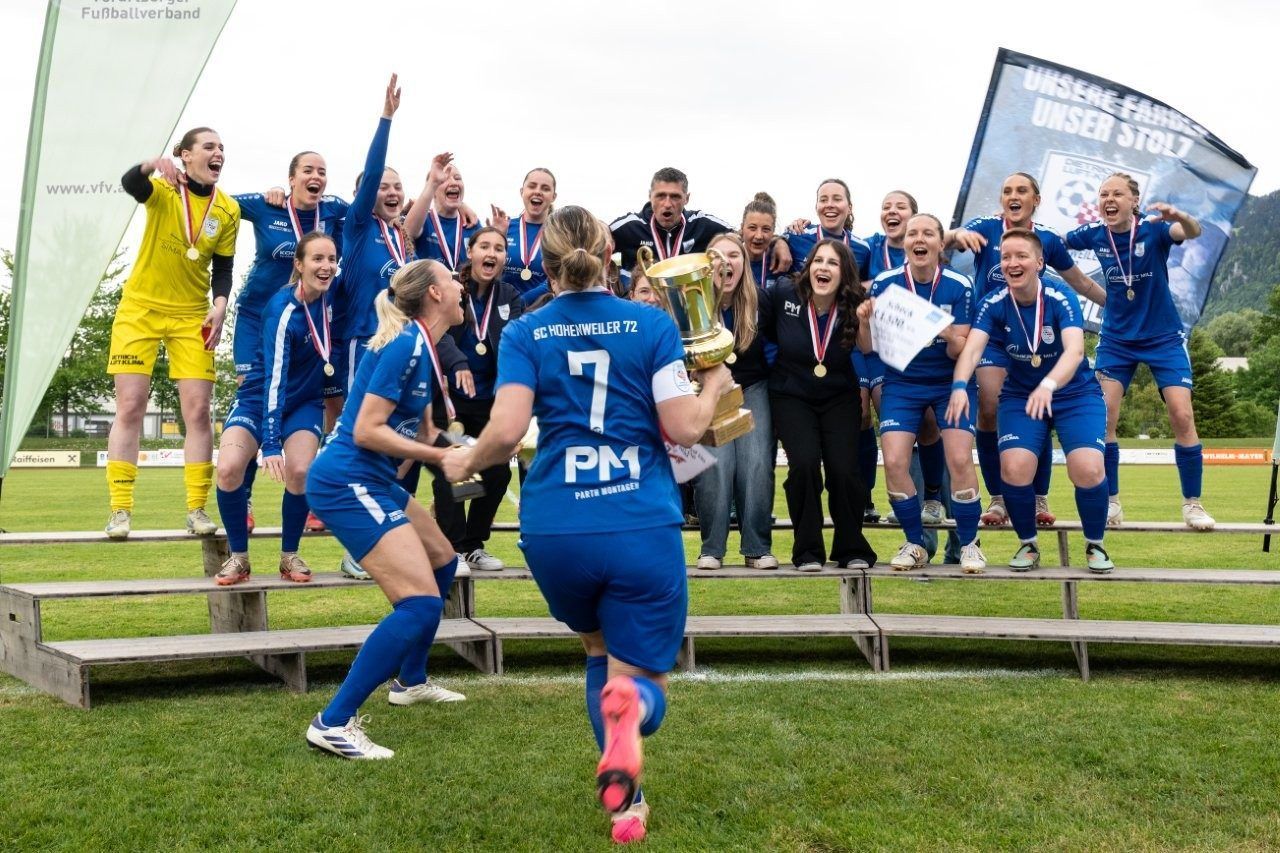 Pokal und Siegerscheck für SPG Leiblachtal. 