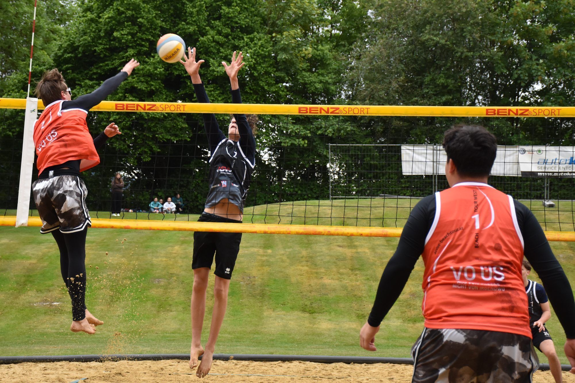 Beachvolleyballer trotzten Wind und Wetter