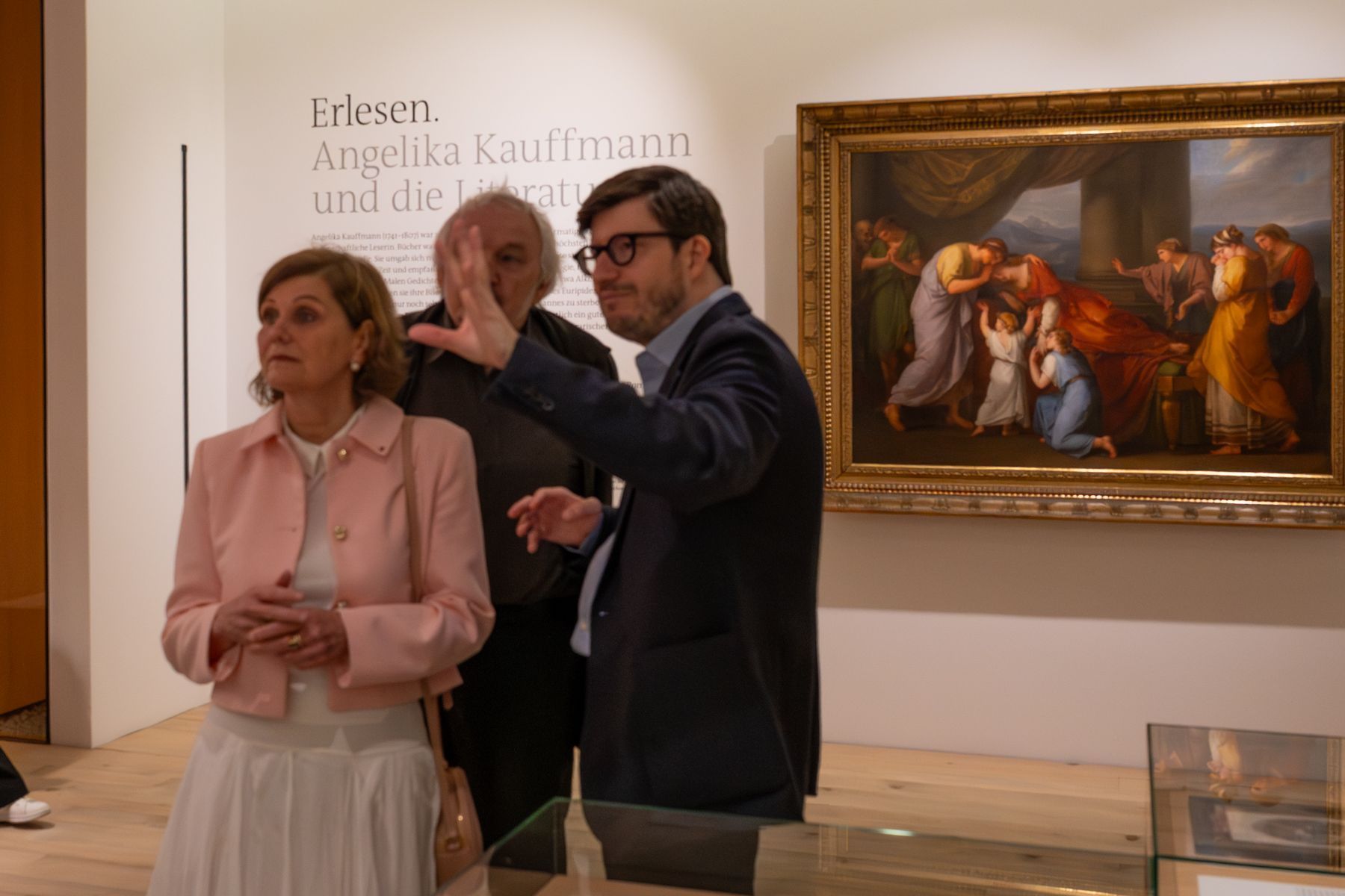 Landesrätin Barbara Scjhöbi-Fink ließ sich vom Kurator durch die Ausstellung führen