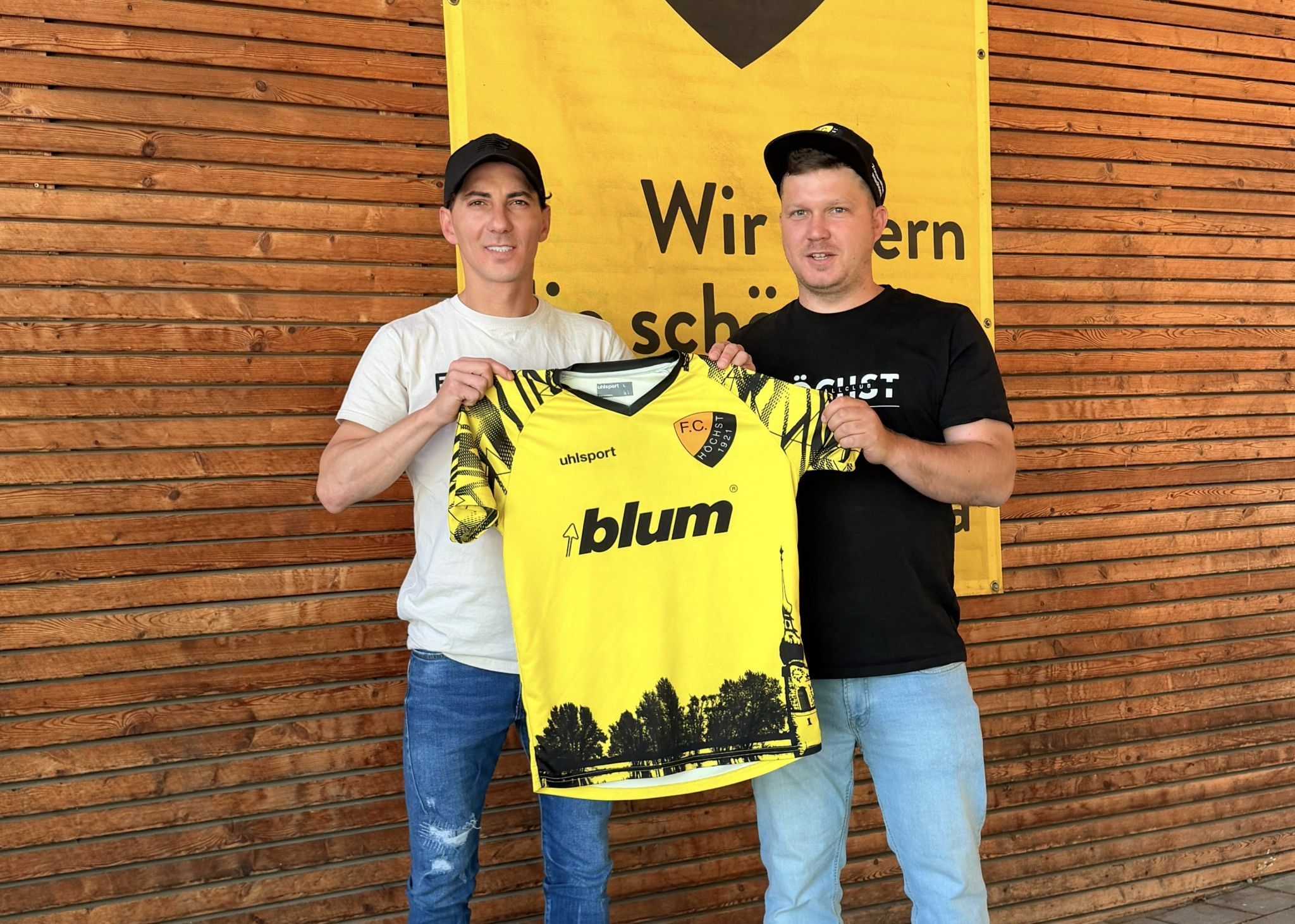 Der Sportliche Leiter Michael Gehrer (re.) heißt Hüseyin Zengin in Höchst willkommen.