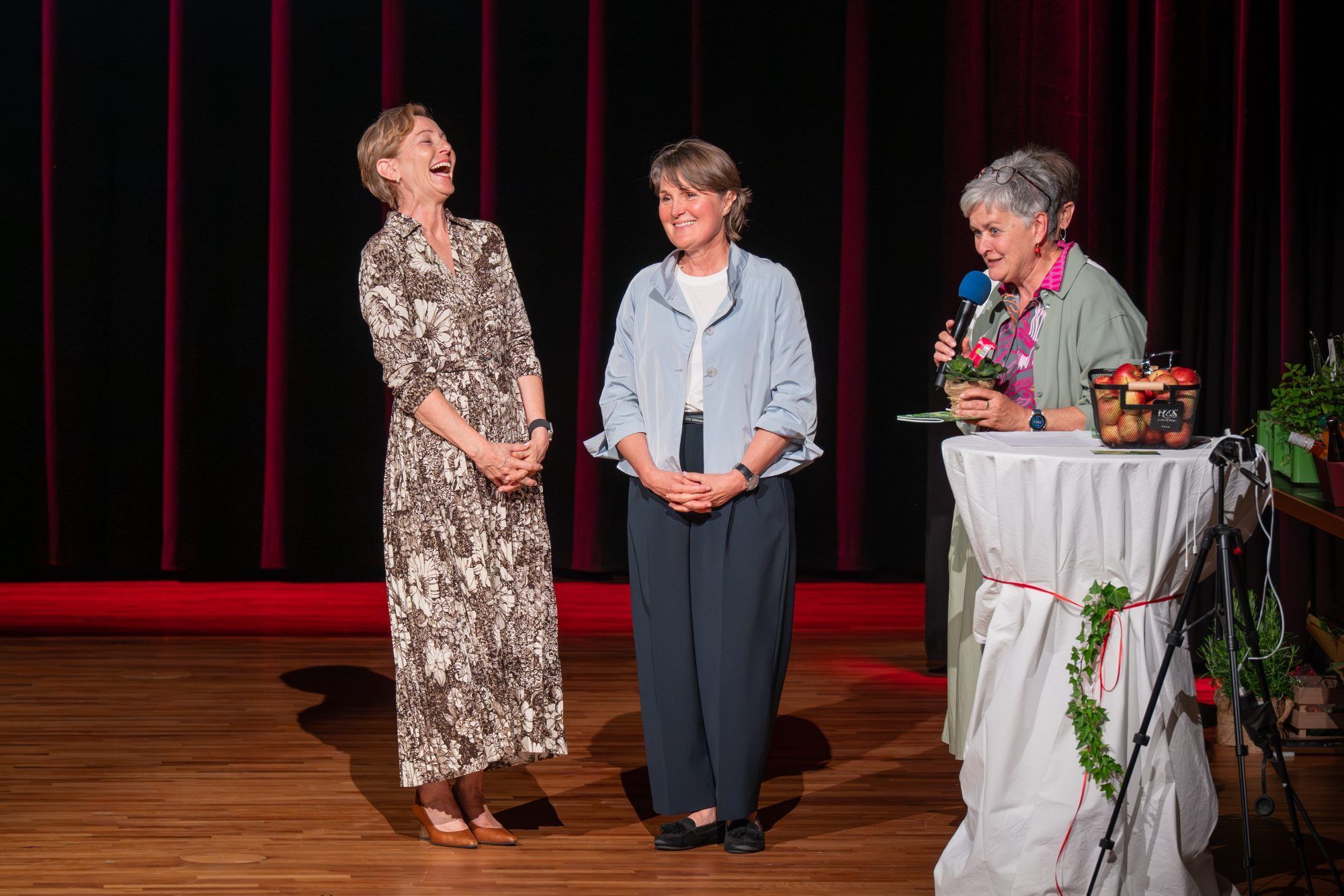 LR Martina Rüscher, Bgm. Angelika Moosbrugger und Obfrau Maria Claeßens bestens gelaunt bei den Interviews. (Foto: GKPV Wolfurt)