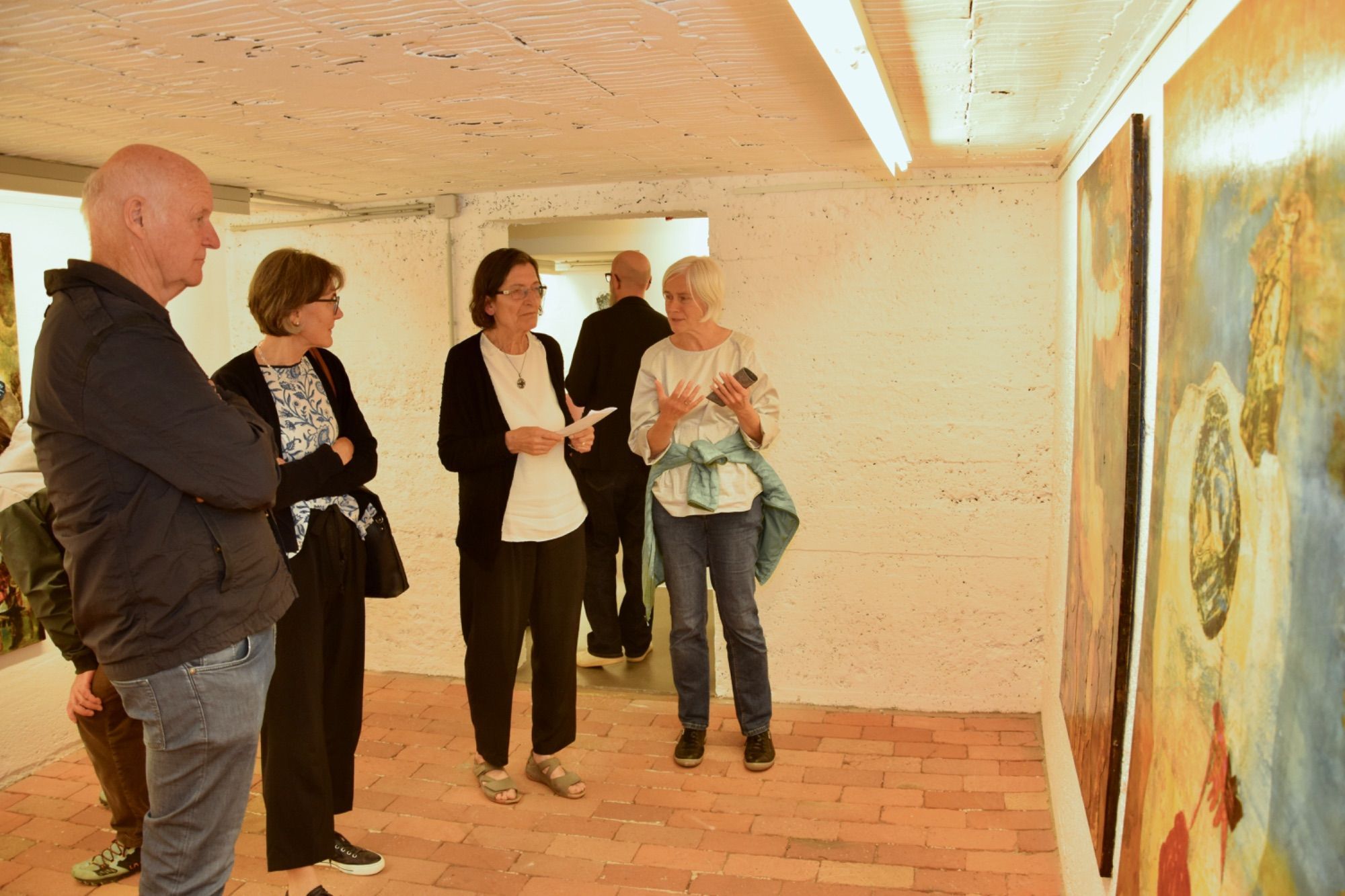 Kunstinteressierte besichtigen die Ausstellung mit Werken der Oberösterreicherin Eva Hörschläger in der MAP Kellergalerie in Schruns.