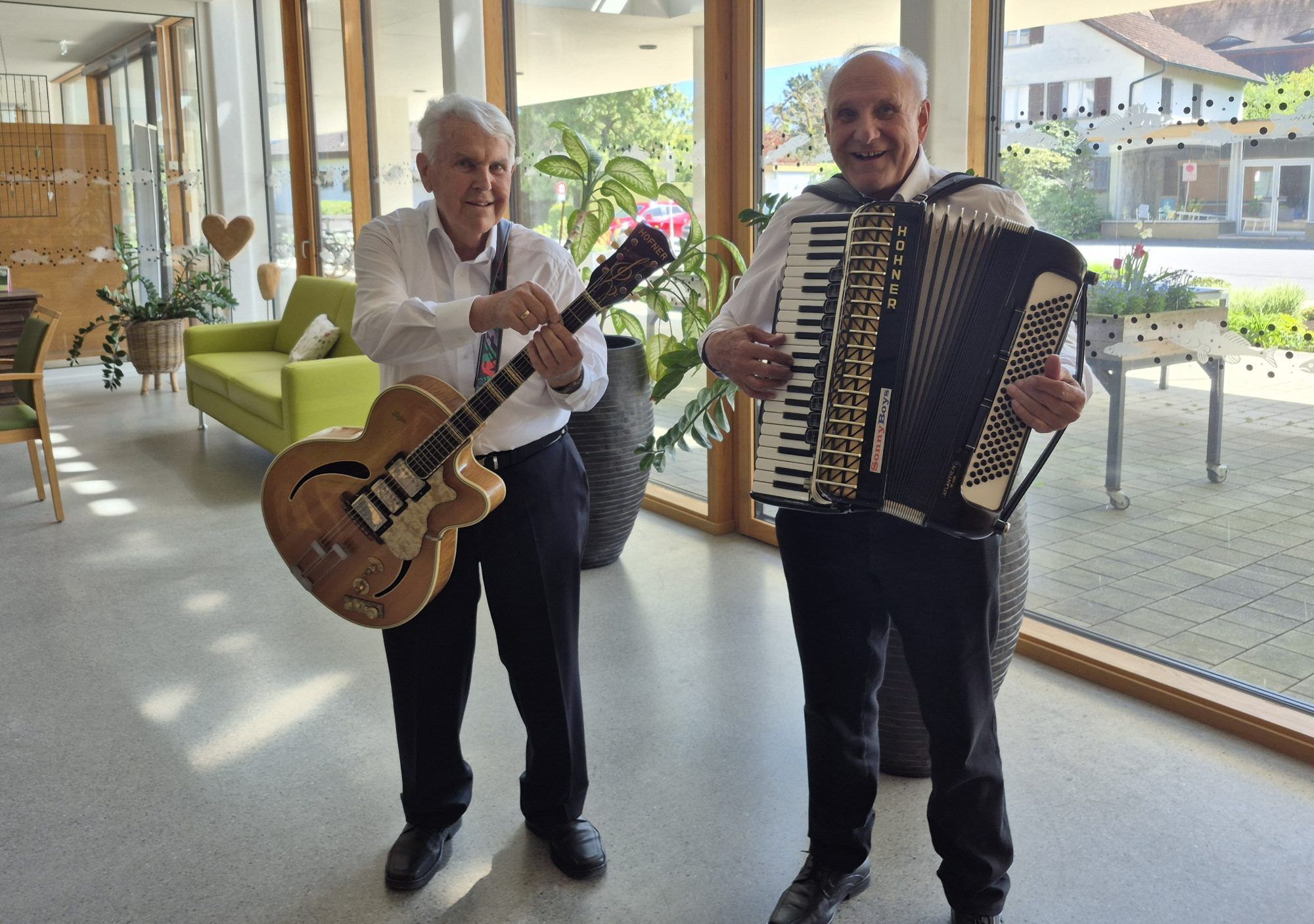 Arno und sein Bruder Heinz (88) erfreuen bis heute als „SonnyBoys“ das Publikum mit unterhaltsamer Livemusik. Beide gehören zudem dem Höchster Männerchor an. 