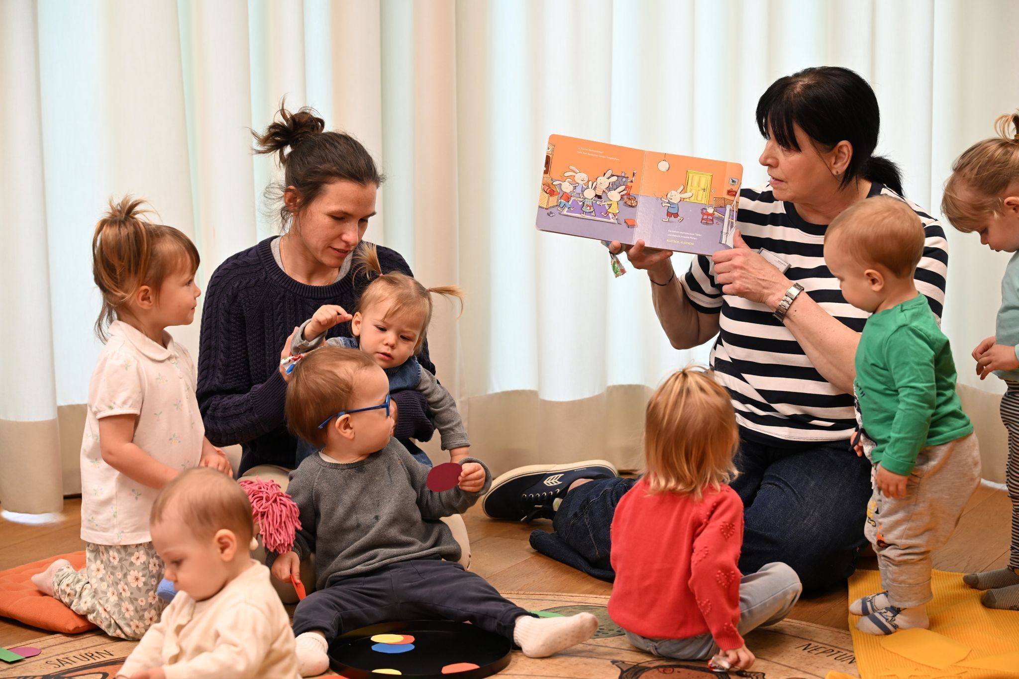 Gespannt lauschten die Kinder dem Bilderbuch „Klopf an!“.