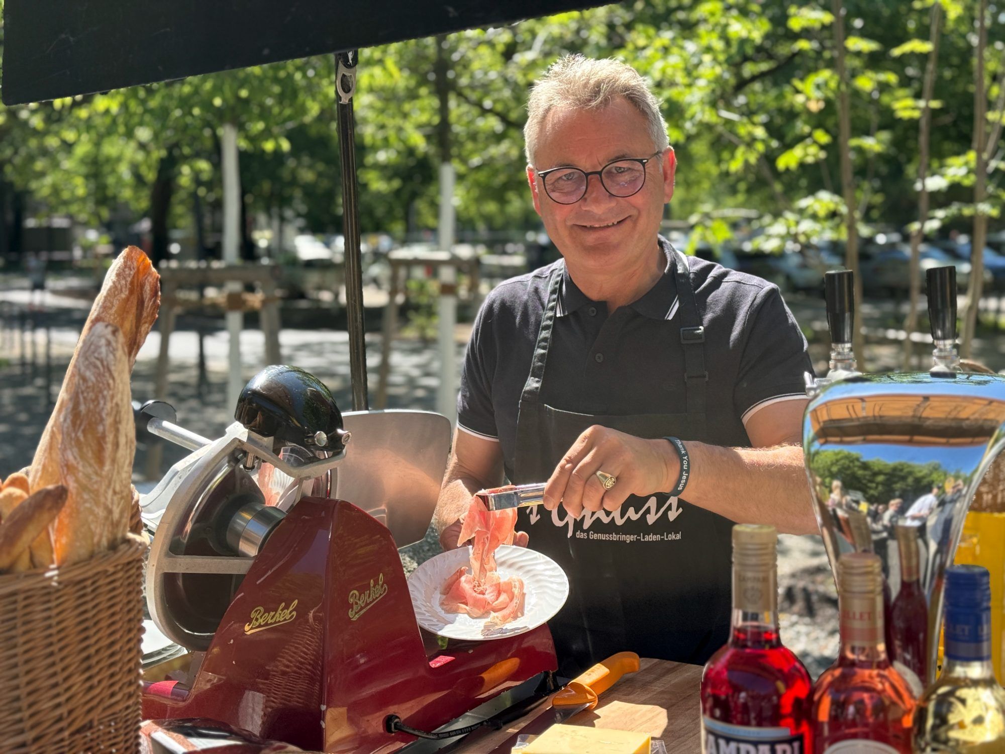 LC Member Mike Hehle half mit seinem Genußrad