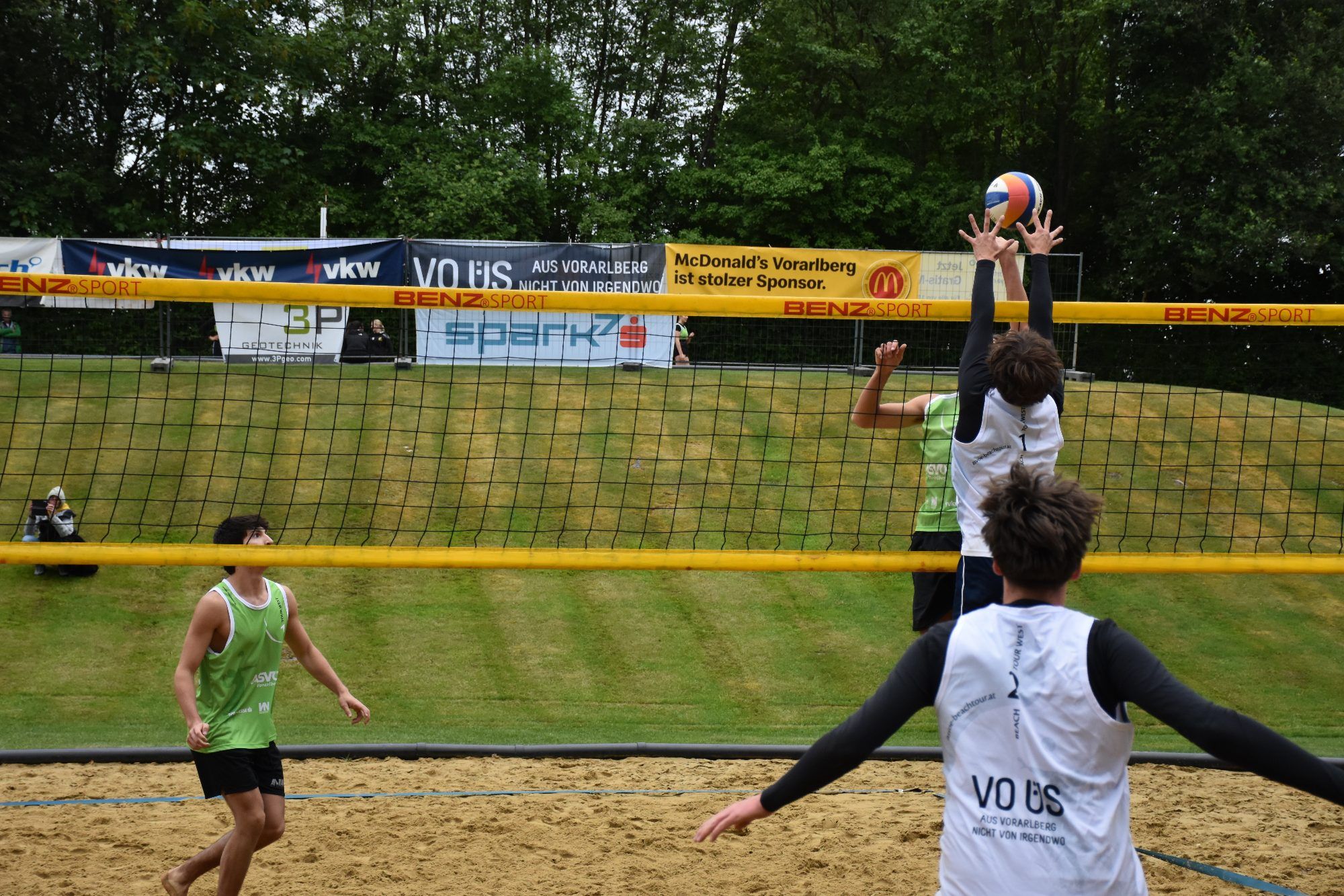 Beachvolleyballer trotzten Wind und Wetter