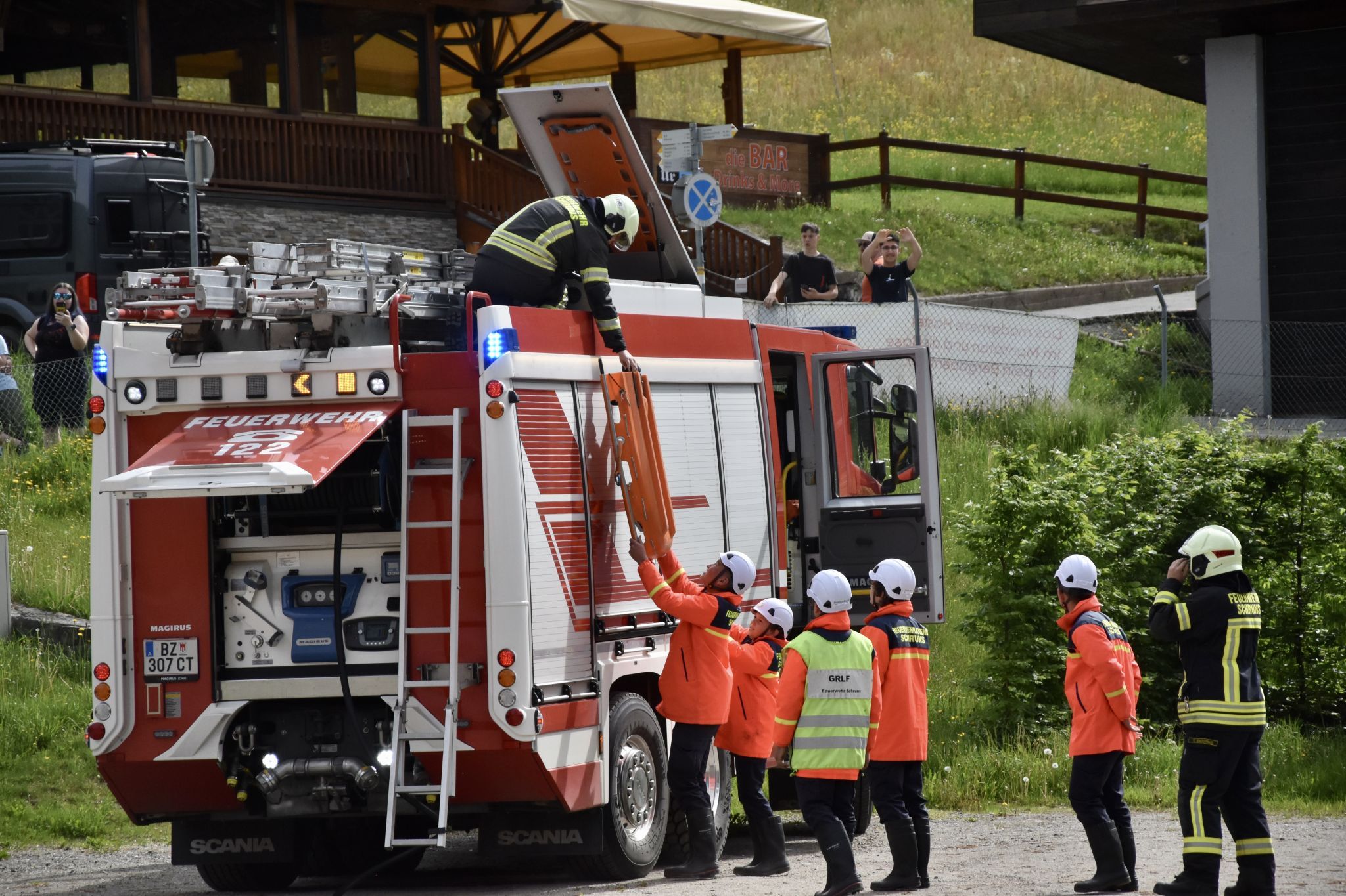 Schauübung der Feuerwehrjugend Schruns am Parkplatz der Hochjochbahn