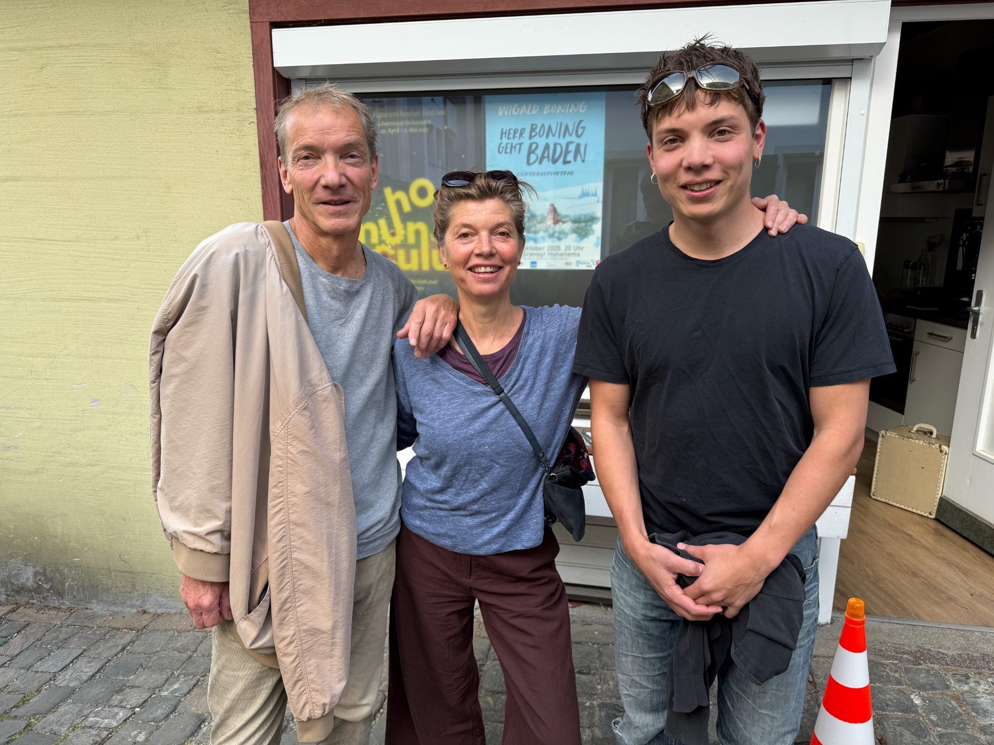 Hubert Häusle mit Esther und Camillo beim Kunstrundgang