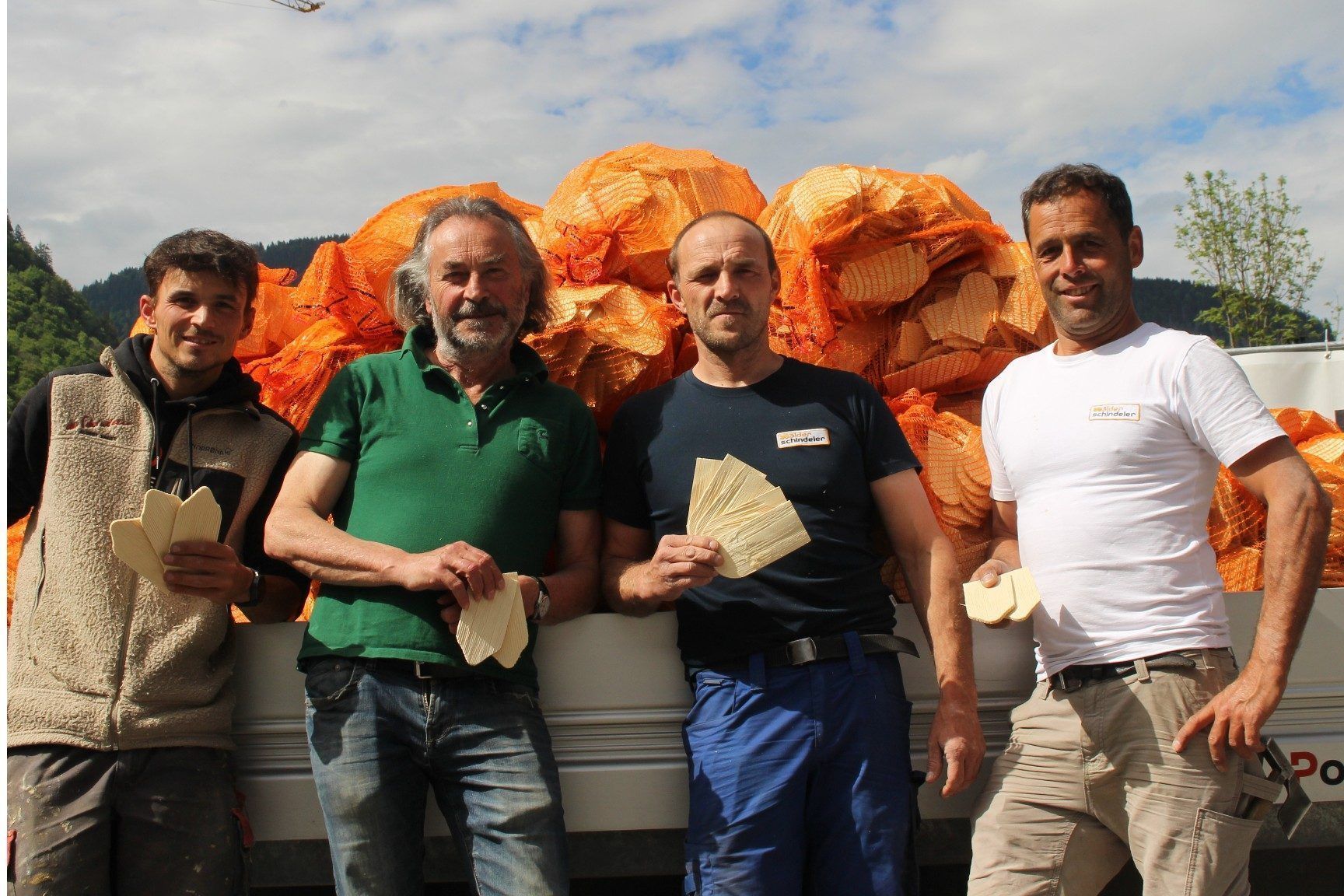 Eine Arbeitsgemeinschaft Mellauer Schindeler – Christoph und Albert Hager, Jan Matt und Stefan Moosbrugger, v. l. – verpasst dem Mellauer Gemeindehaus ein spezielles Schindelkleid. PETER STRAUSS