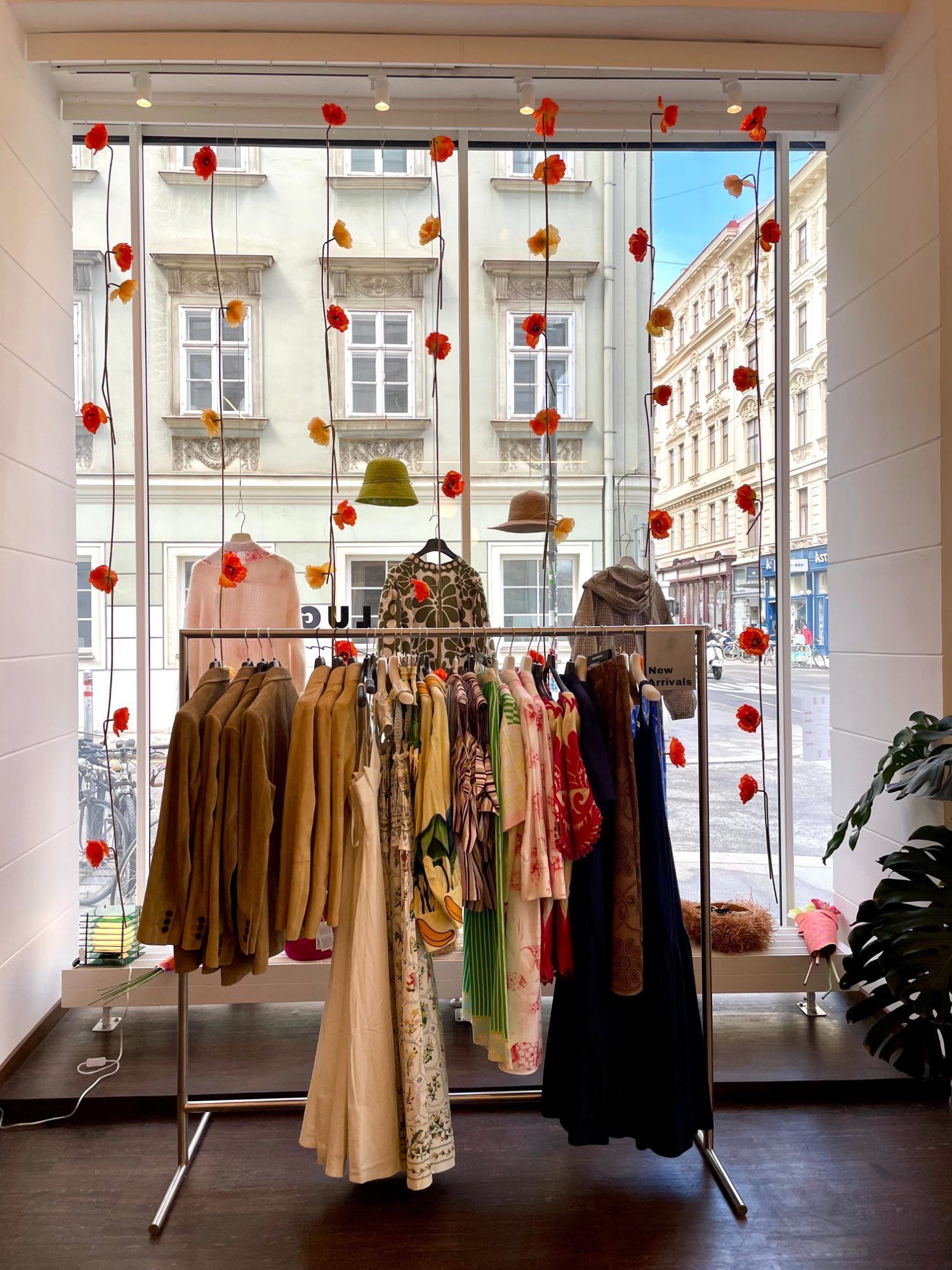 Neben Nischenmarken hängen Teile von Max Mara Weekend und Cambio mit ausgefallenen Prints und in hellen Farben.