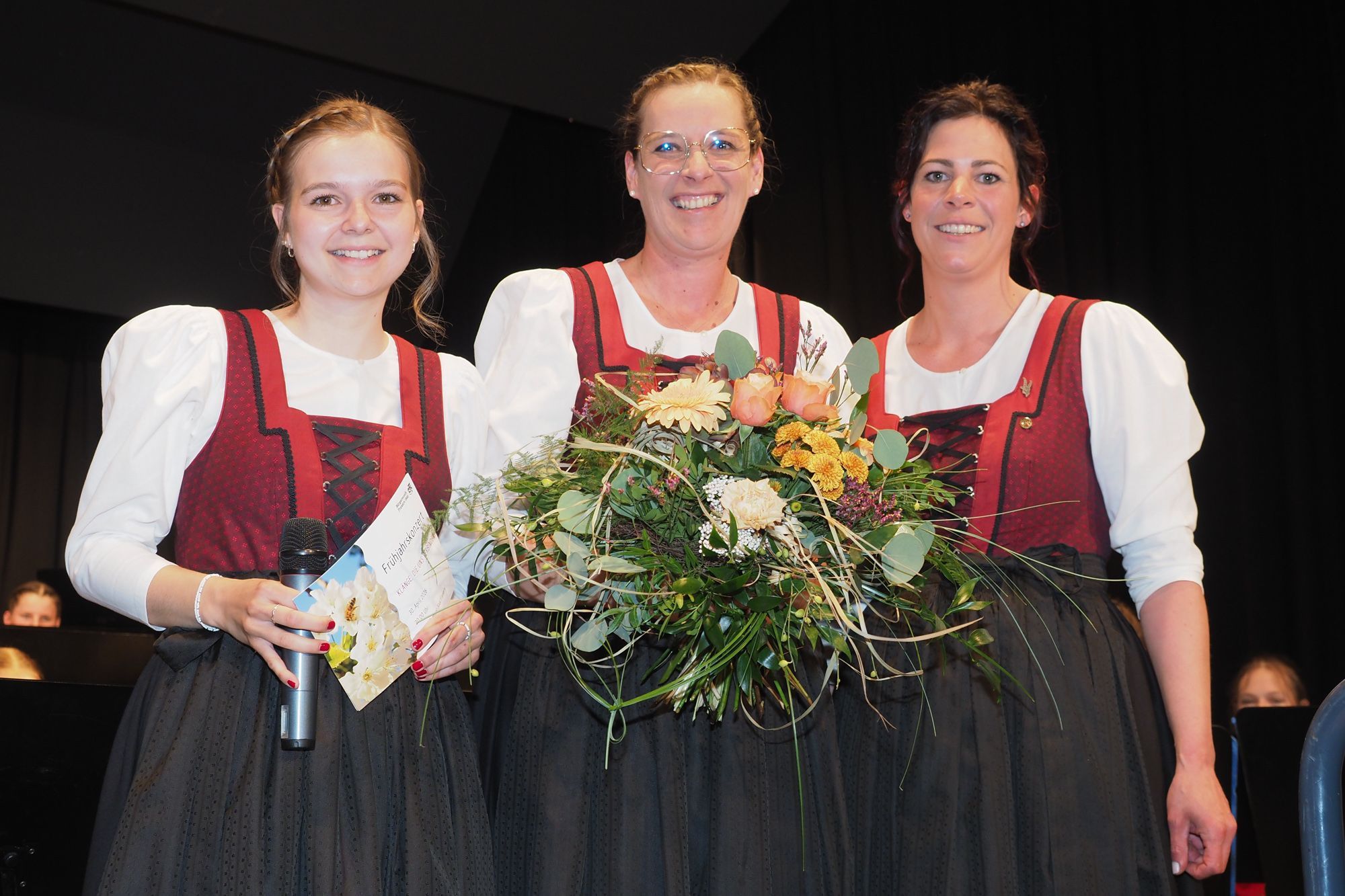Obfrau Lena Nachbaur und Vizeobfrau Doris Nachbaur ehren die Vorgängerin Lucia Mündle