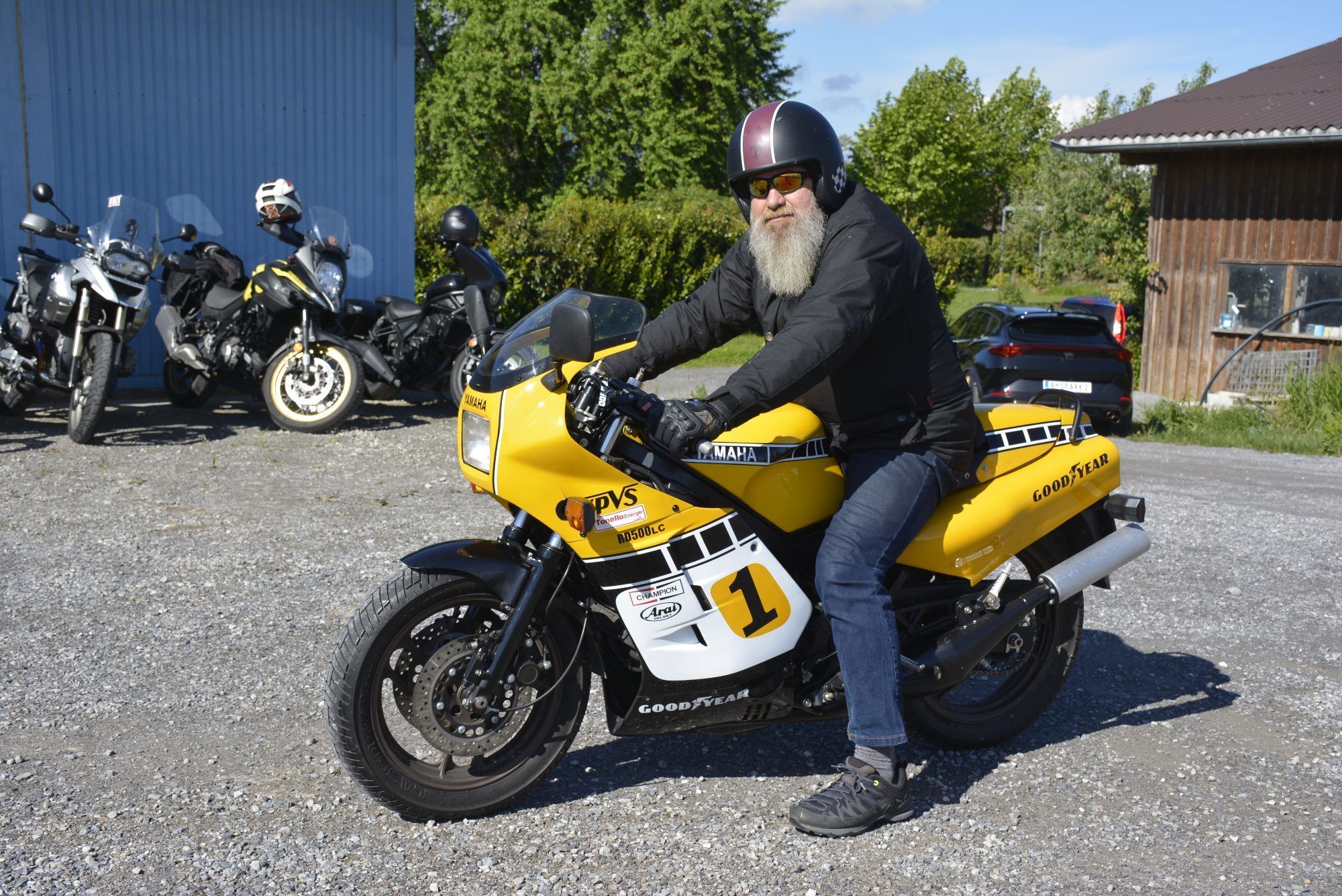 Armin Waltl mit seinem Oldtimer