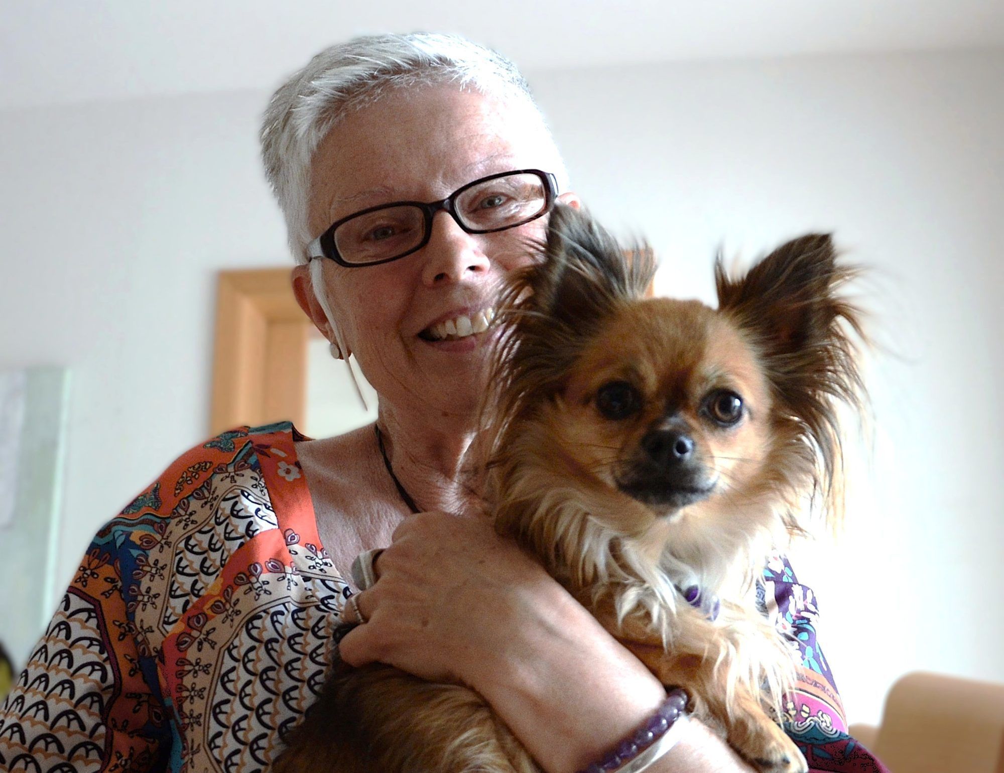 Wenn Susi im Juli nach Einsiedeln wandert, wird sie von ihrer Chihuahua-Hündin Mira begleitet. HRJ
