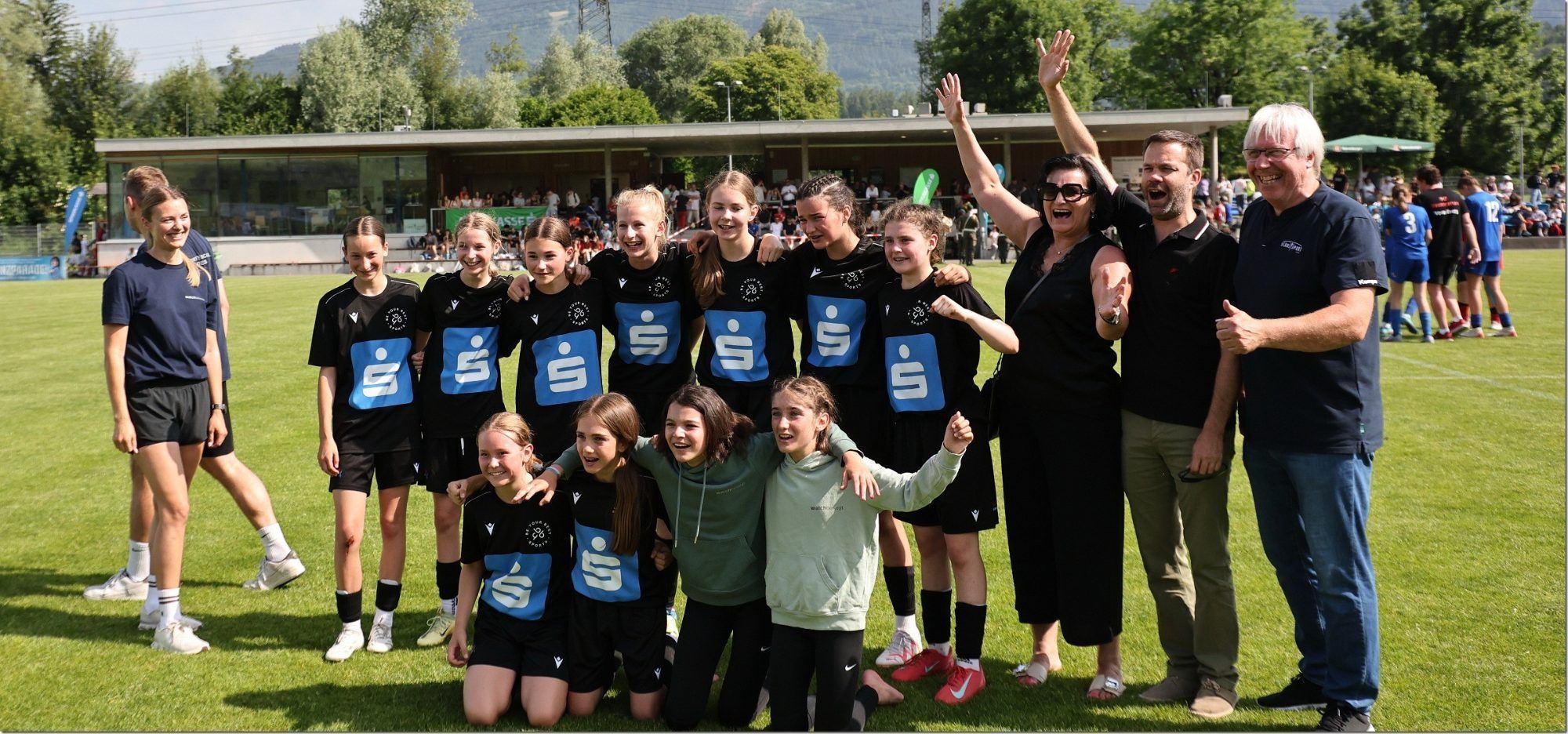 Trainer Stefanie Kilga und Pius Ruff mit Schulsportreferen Christoph Neyer und der siegreichen SMS Nüziders.