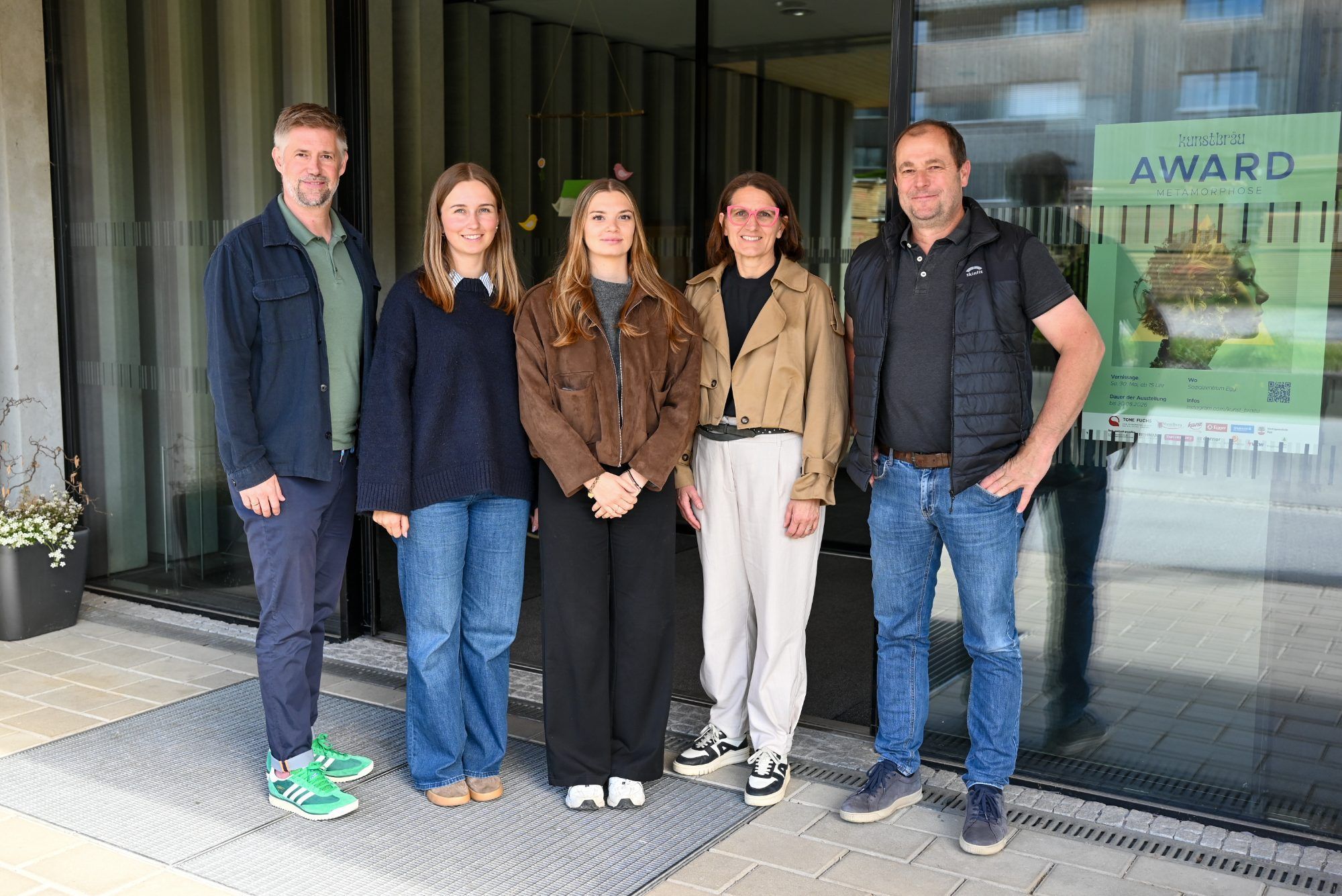 Erstmals findet der Kunstbräu Award im Sozialzentrum Egg statt. Thomas Konrad, Kulturreferent Bregenzerwald, Nina Heidegger und Annabell Omann-Flax (FH Studentinnen), Juliana Krump vom Kulturbüro Bregenzerwald und Johannes Metzler vom Sozialzentrum Egg freuen sich auf die Eröffnung.