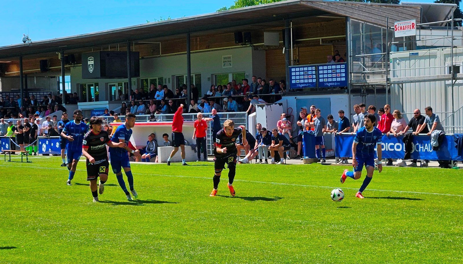 Ein volles Haus und beste Fußballstimmung: Die begeisterten Fans des SV typico Lochau freuen sich bereits auf das große Bodenseederby gegen den FC Hard, am 30. Mai um 16 Uhr im Stadion Hoferfeld.