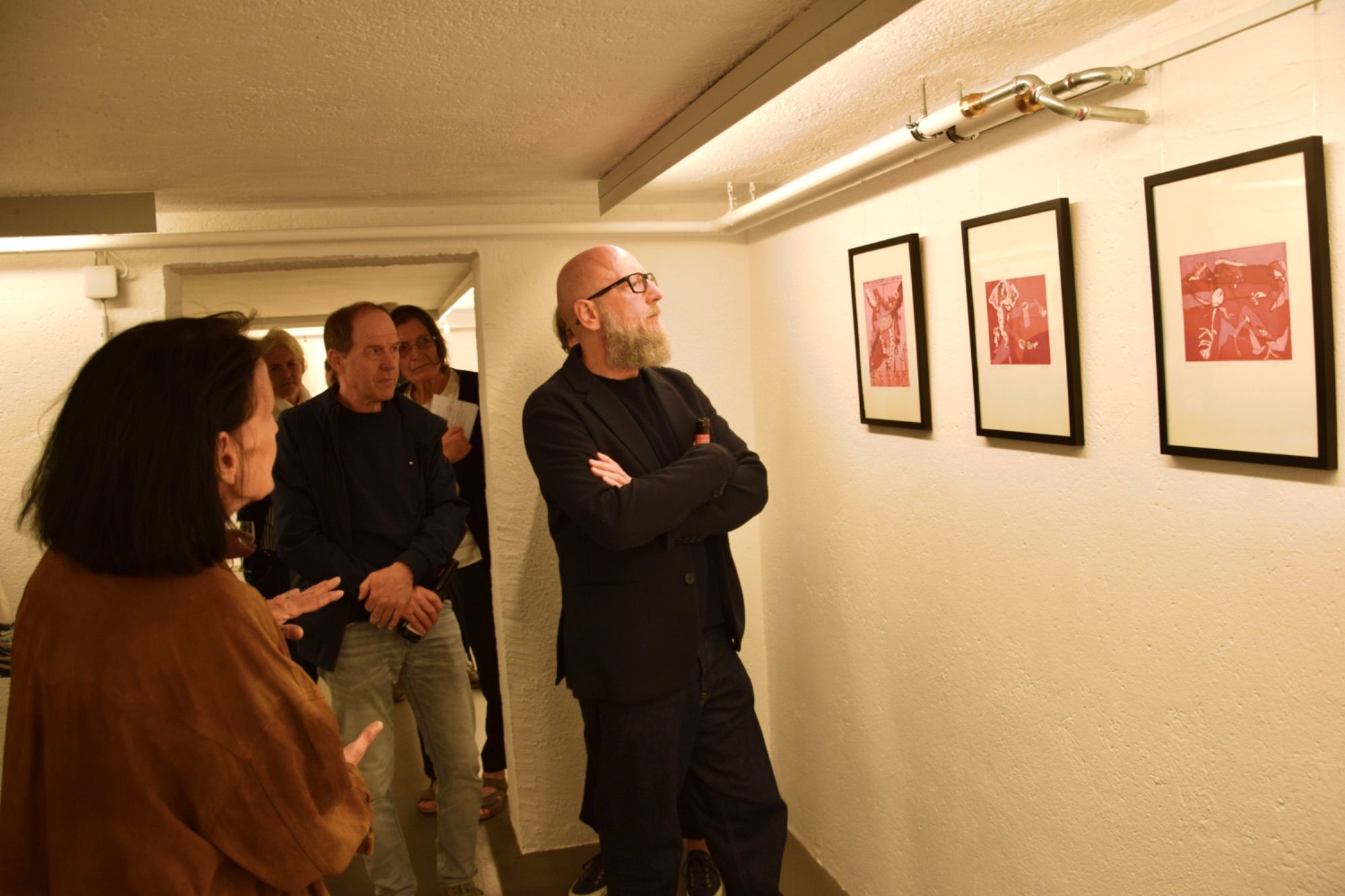 Eva Hörschläger führt durch ihre Ausstellung in der MAP Kellergalerie in Schruns.
