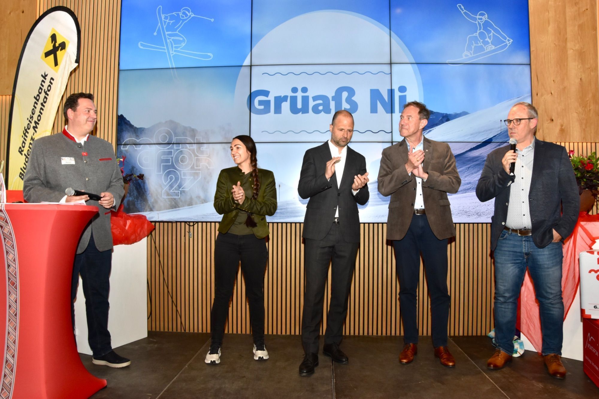 Auf der Bühne: Manuel Bitschnau, Elisabeth Kuster, Marco Tittler, Christian Schützinger und Andreas Zudrell