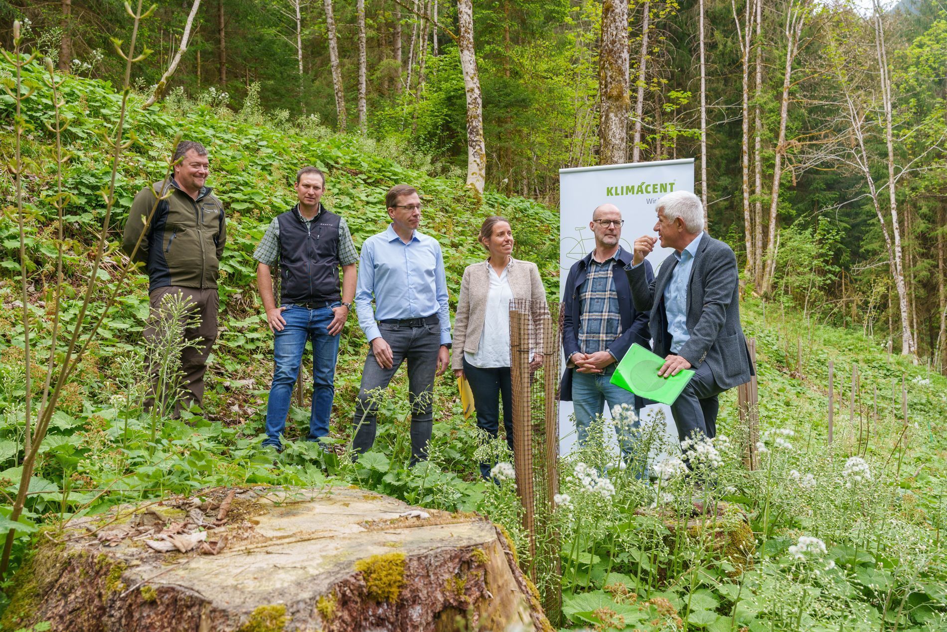 Anreize zur Waldbewirtschaftung setzen: DI Andreas Drexel (Stand Montafon), GR Daniel Ritter (Waldaufseher), Florian Küng (Bürgermeister Vandans), Mag.a (FH) Cordula Kreidl und Patrick Dornik (Arge Erneuerebare Energie Vorarlberg) und DI Thomas Ölz (Waldverein) - v.li