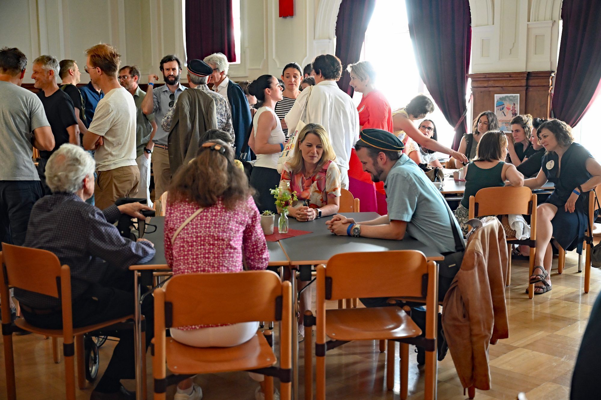 Im Festsaal herrschte Kaffeehausatmosphäre.