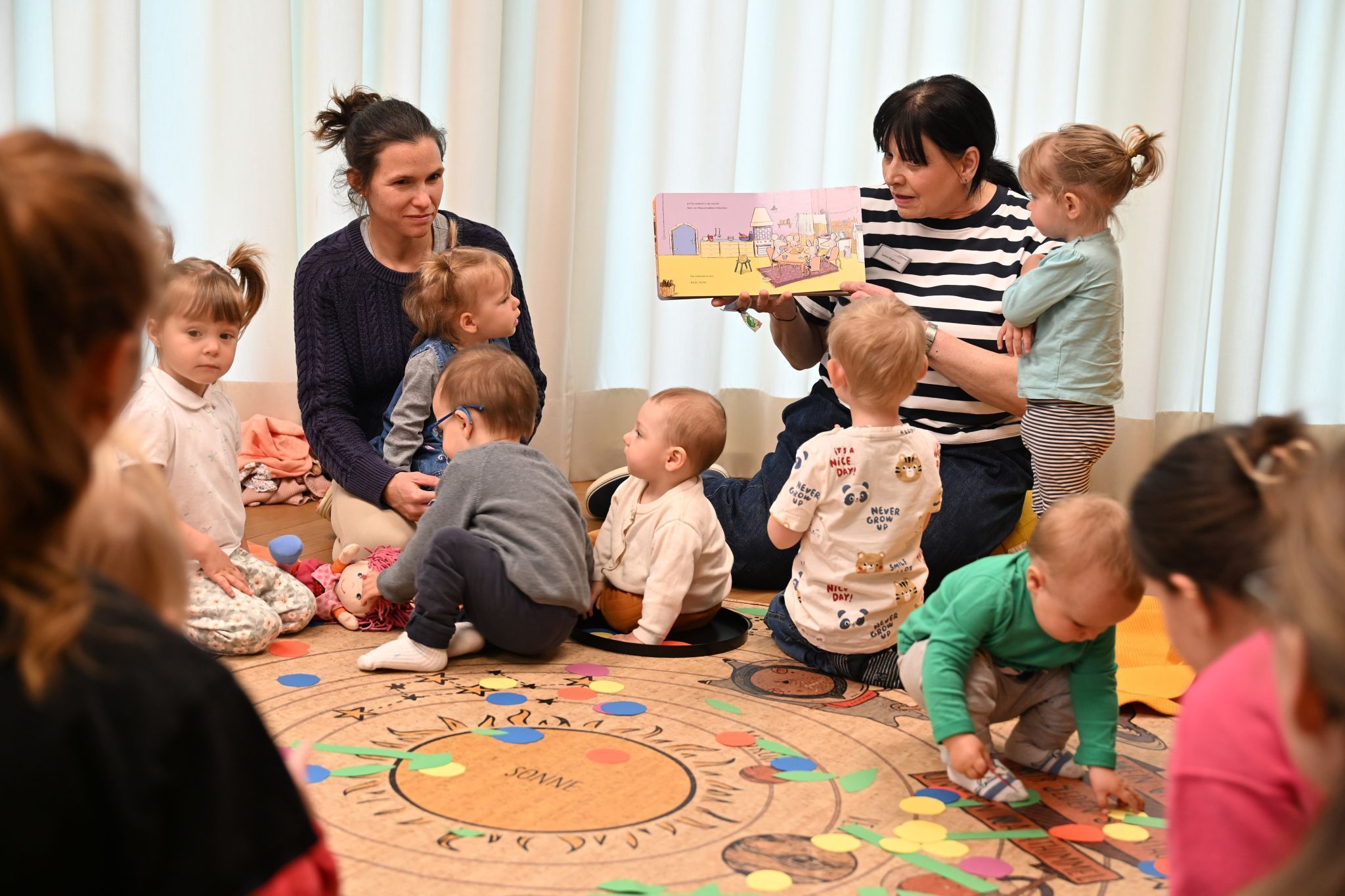 Spielerisch sammelten die Kinder erste Erfahrungen mit Geschichten, Sprache und Reimen.