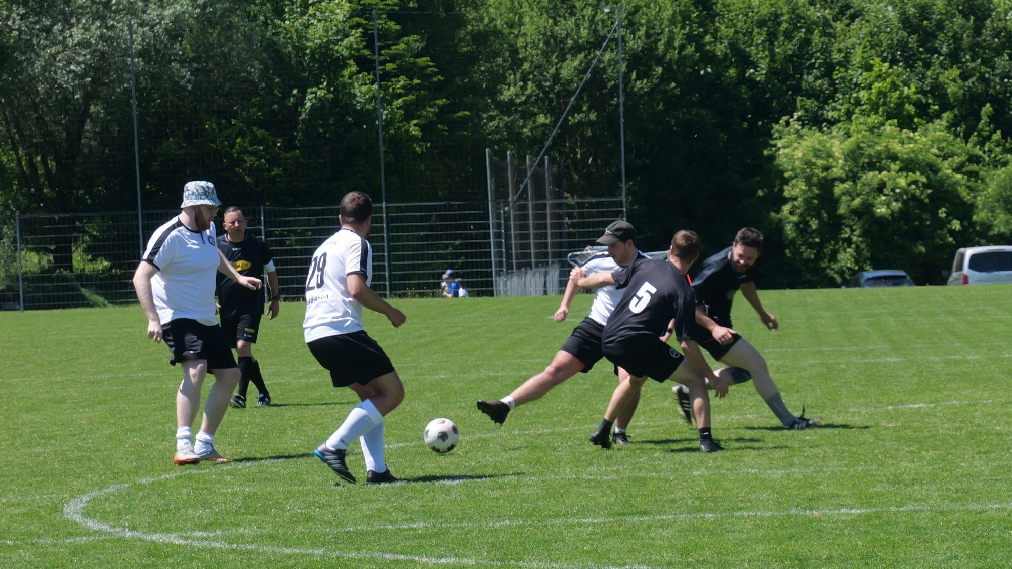 In der Hitzeschlacht von Göfis wurde um jeden Ball gekämpft.