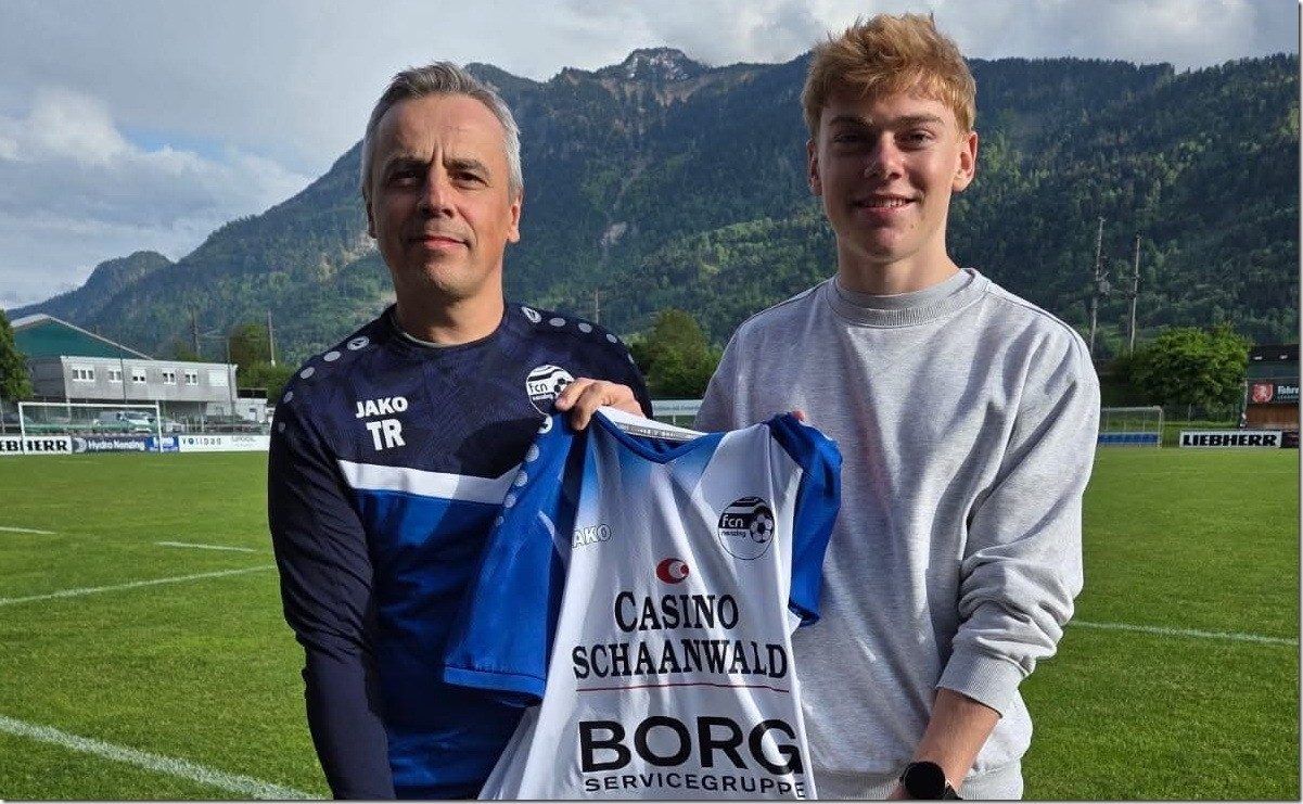 Leon Dobler (r.) mit Sportchef und Trainer Rene Wachter bei der Vertragsunterzeichnung. VEREIN