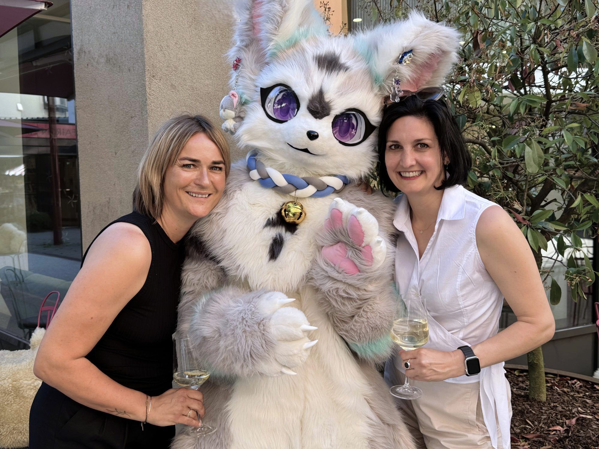 Die Organisatoren Nina Fleisch ((Buongustaio) und Conny Prenn (Garnmarkt) mit Fluffy.