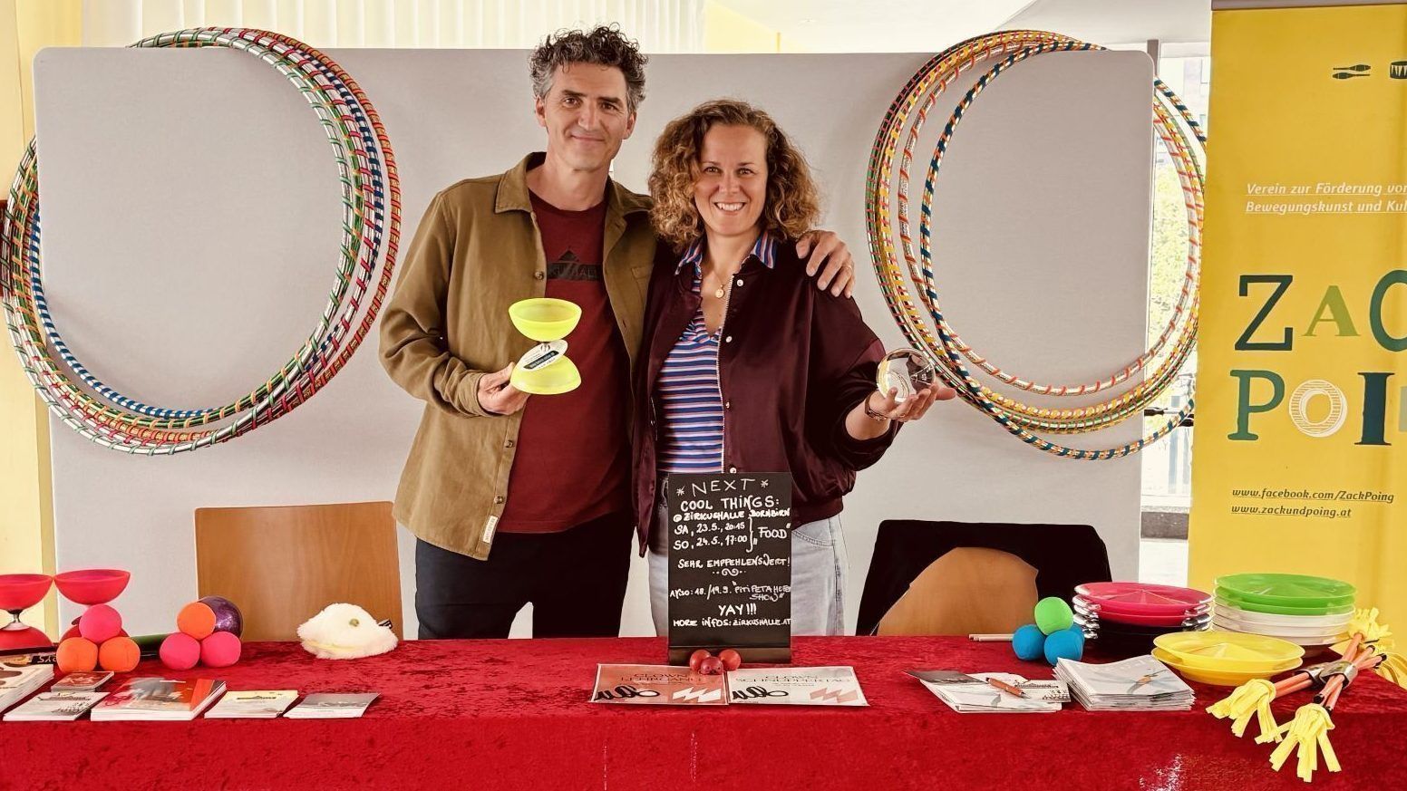 Zirkusdirektorin Raffaela Gerer-Rudigier und ihr Mann Sebastian Gerer informierten am Stand und leiteten einen der Workshops.