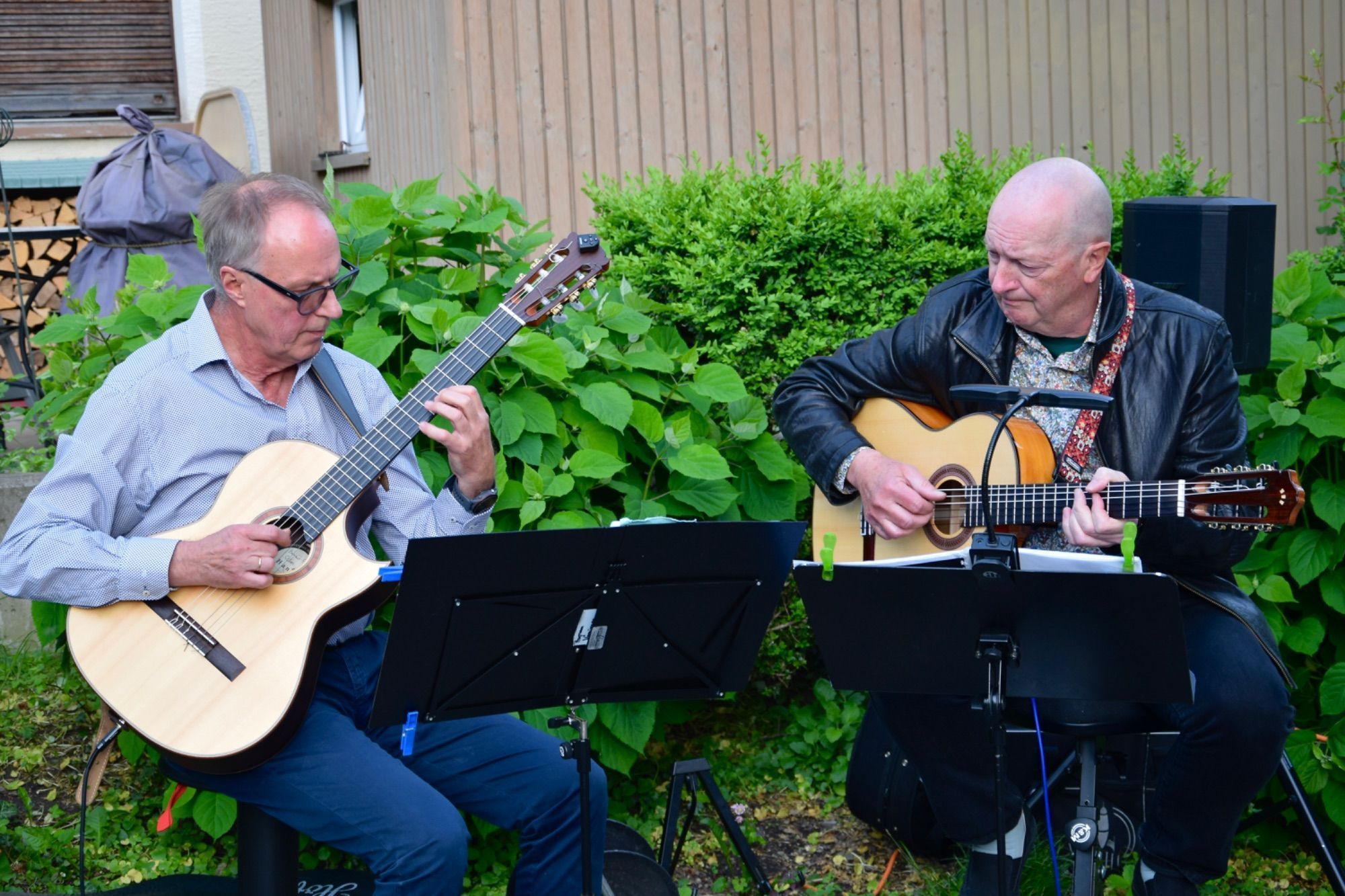 Michael Jörger und Armin Bronner umrahmen die Eröffnung der Ausstellung mit Werken der Oberösterreicherin Eva Hörschläger musikalisch.